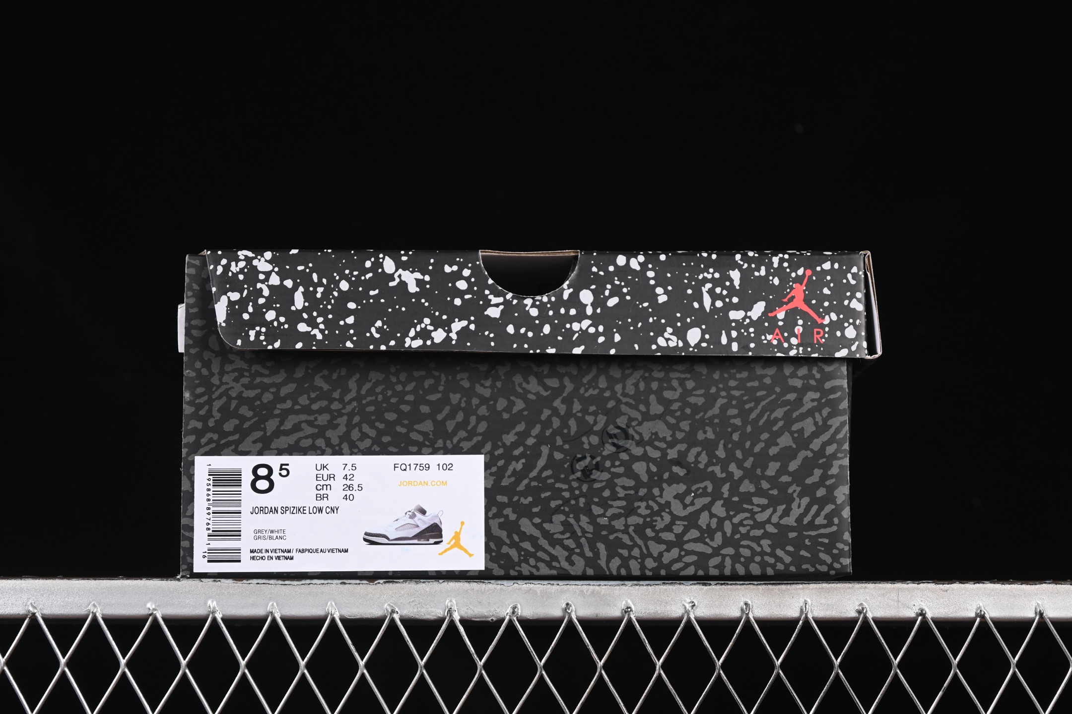 💰300纯原
Jordan Spizike Low AJ 乔丹合体元素 复古蓝配色 文化休闲板鞋 FQ1759-102
#整双鞋在 Air Jordan 5 Low 廓形的基础上,通过加入 AJ3 的爆裂纹和鞋底设计、AJ6 的鞋舌和鞋带束扣、AJ4 的鞋侧三角稳定贴片和鞋带孔等,
尺码:36 36.5 37.5 38 38.5 39 40 40.5 41 42 42.5 43 44 44.5 45 46 47.5 ZZD4