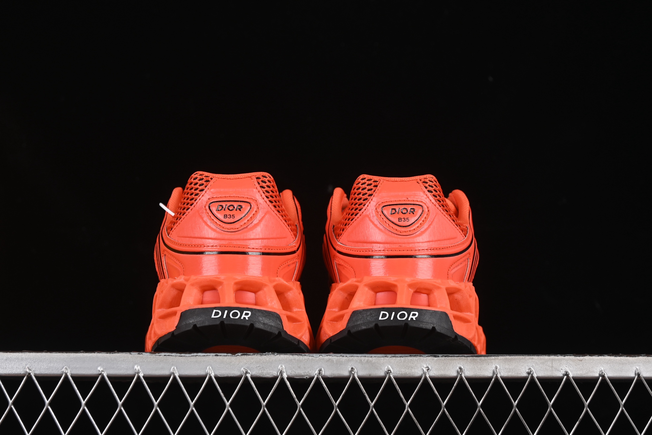 💰280纯原
Dior B35 NXXT 迪奥圆头系带低帮休闲运动鞋 H690
#采用轻盈的橡胶精心制作 饰以曲纹藤格纹 Cosmo图案 重新诠释经典设计 镂空设计搭配橡胶内底若隐若现 呈现鲜明的对比效果 抽绳开合搭配孔眼和 CD Diamond 抽绳锁提升格调 彰显运动风范
尺码:39 40 41 42 43 44 45 AJD4