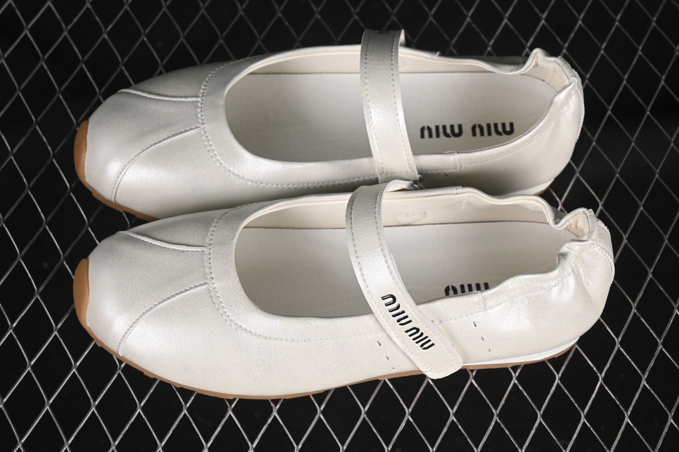 💰260纯原
 MiuMiu 意大利奢侈品牌/缪缪 玛丽珍芭蕾舞鞋 白色
尺码：35 36 37 38 39 40 AJD4