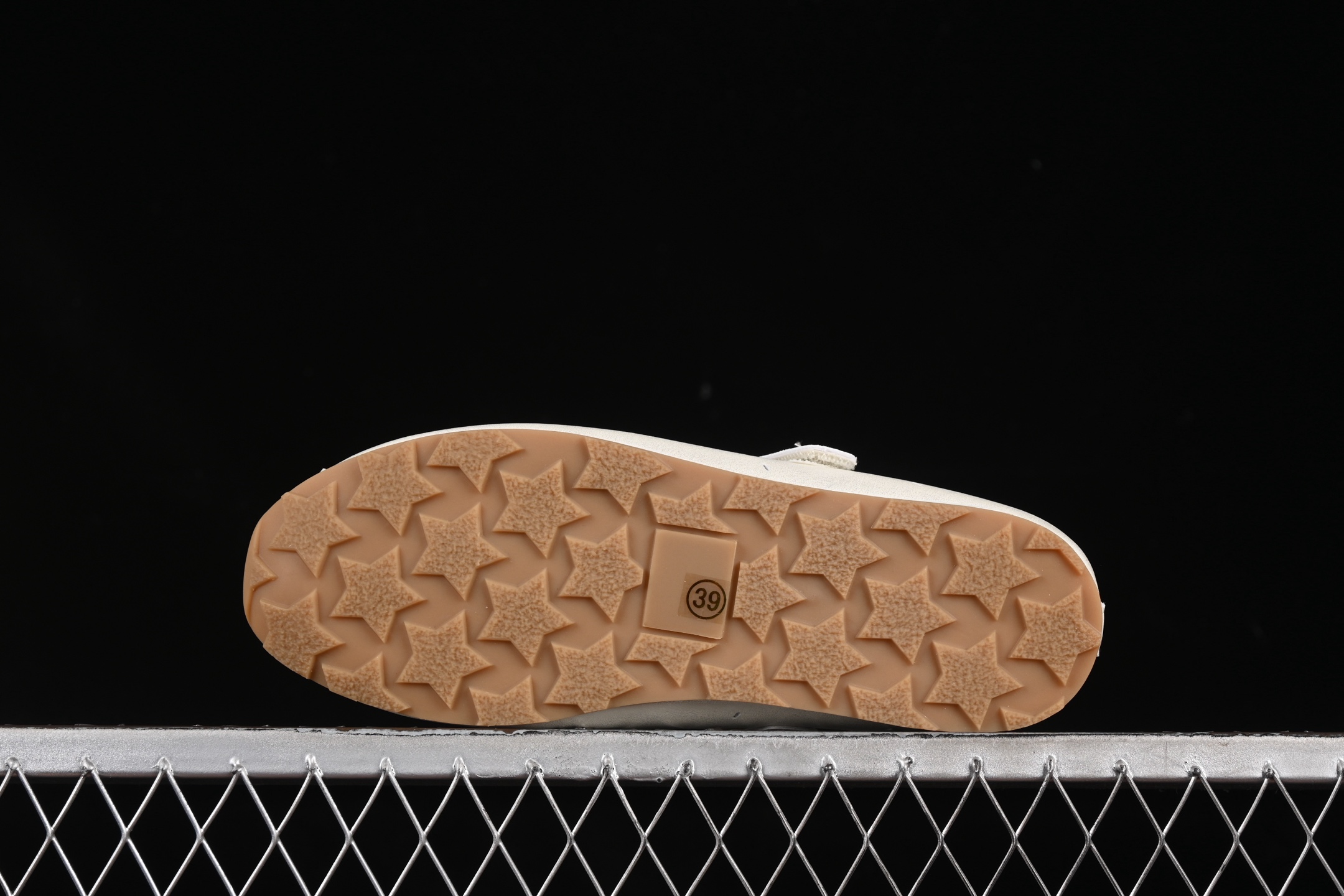 💰260纯原
 MiuMiu 意大利奢侈品牌/缪缪 玛丽珍芭蕾舞鞋 白色
尺码：35 36 37 38 39 40 AJD4