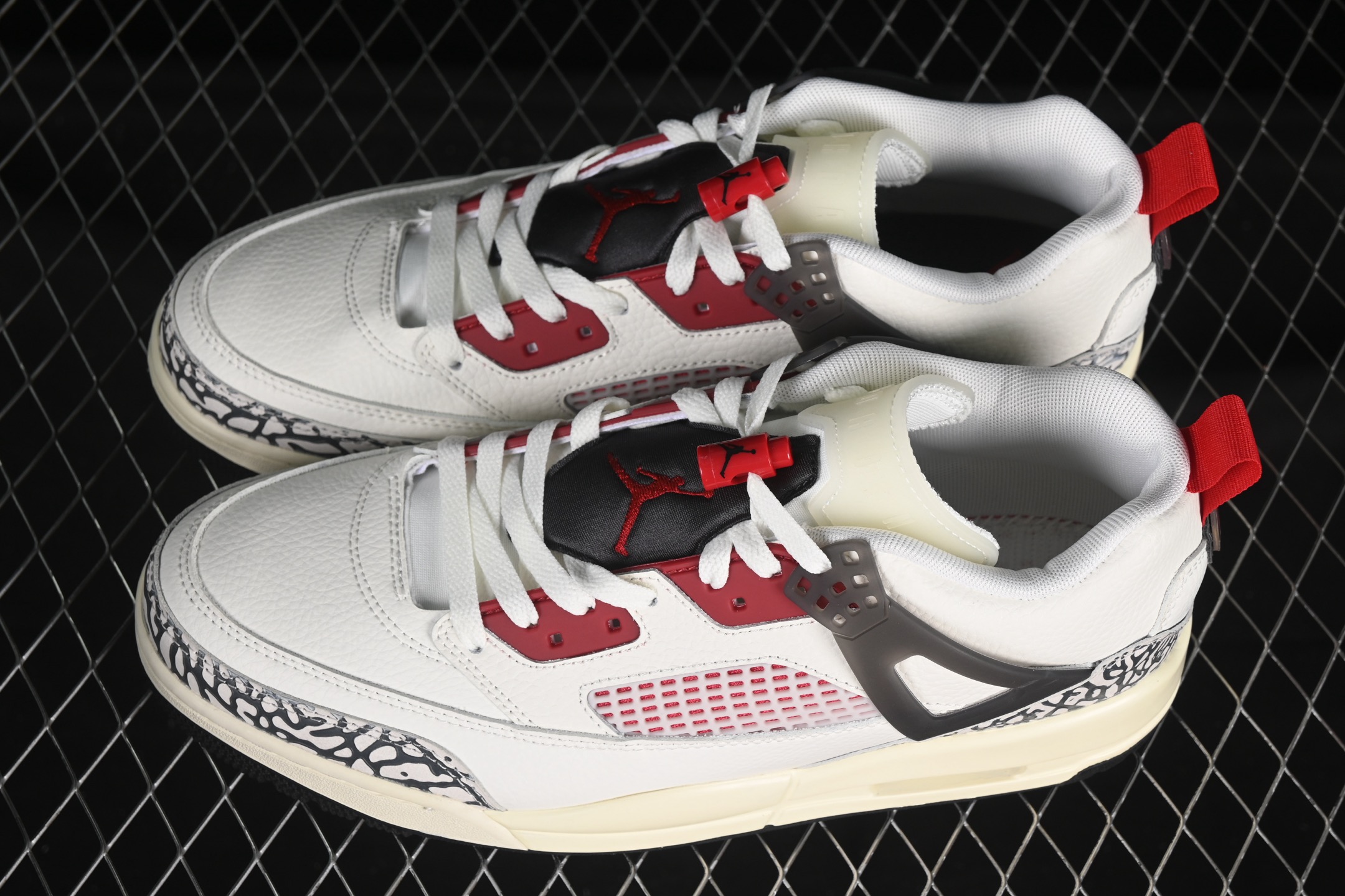 💰300纯原
Jordan Spizike Low AJ 乔丹合体元素 复古蓝配色 文化休闲板鞋 FQ1759-116
#整双鞋在 Air Jordan 5 Low 廓形的基础上,通过加入 AJ3 的爆裂纹和鞋底设计、AJ6 的鞋舌和鞋带束扣、AJ4 的鞋侧三角稳定贴片和鞋带孔等,
尺码:36 36.5 37.5 38 38.5 39 40 40.5 41 42 42.5 43 44 44.5 45 46 47.5 ZZD4