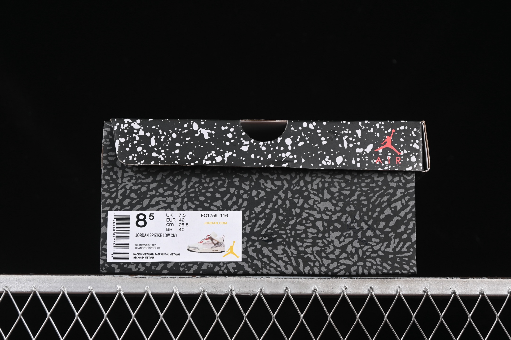 💰300纯原
Jordan Spizike Low AJ 乔丹合体元素 复古蓝配色 文化休闲板鞋 FQ1759-116
#整双鞋在 Air Jordan 5 Low 廓形的基础上,通过加入 AJ3 的爆裂纹和鞋底设计、AJ6 的鞋舌和鞋带束扣、AJ4 的鞋侧三角稳定贴片和鞋带孔等,
尺码:36 36.5 37.5 38 38.5 39 40 40.5 41 42 42.5 43 44 44.5 45 46 47.5 ZZD4