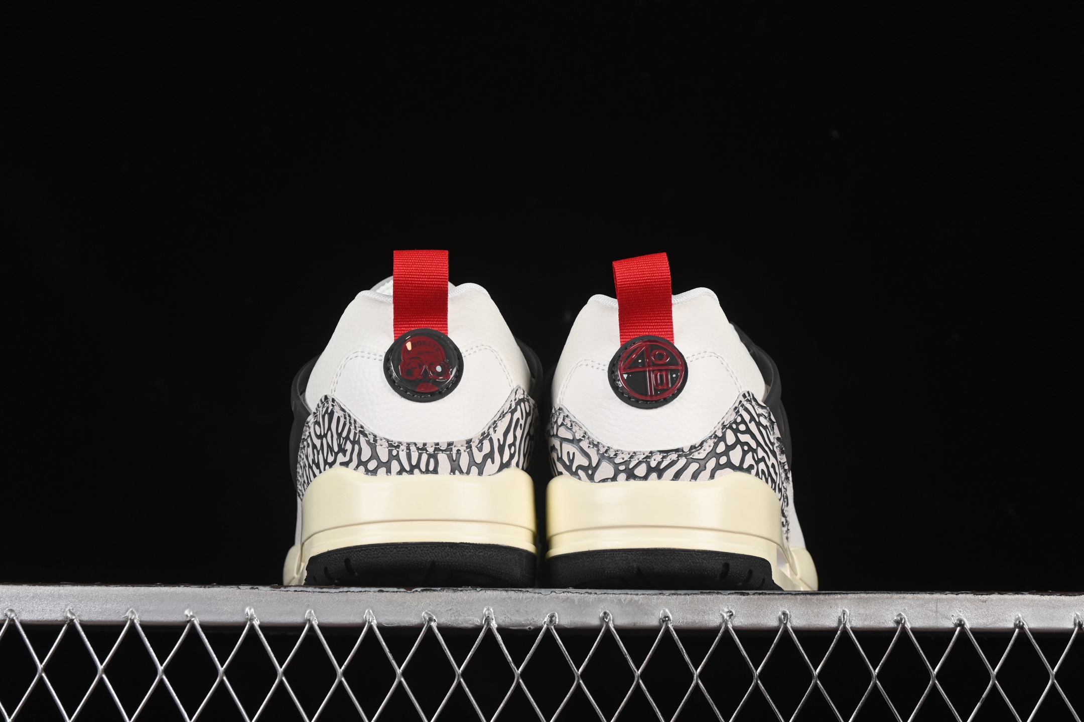 💰300纯原
Jordan Spizike Low AJ 乔丹合体元素 复古蓝配色 文化休闲板鞋 FQ1759-116
#整双鞋在 Air Jordan 5 Low 廓形的基础上,通过加入 AJ3 的爆裂纹和鞋底设计、AJ6 的鞋舌和鞋带束扣、AJ4 的鞋侧三角稳定贴片和鞋带孔等,
尺码:36 36.5 37.5 38 38.5 39 40 40.5 41 42 42.5 43 44 44.5 45 46 47.5 ZZD4