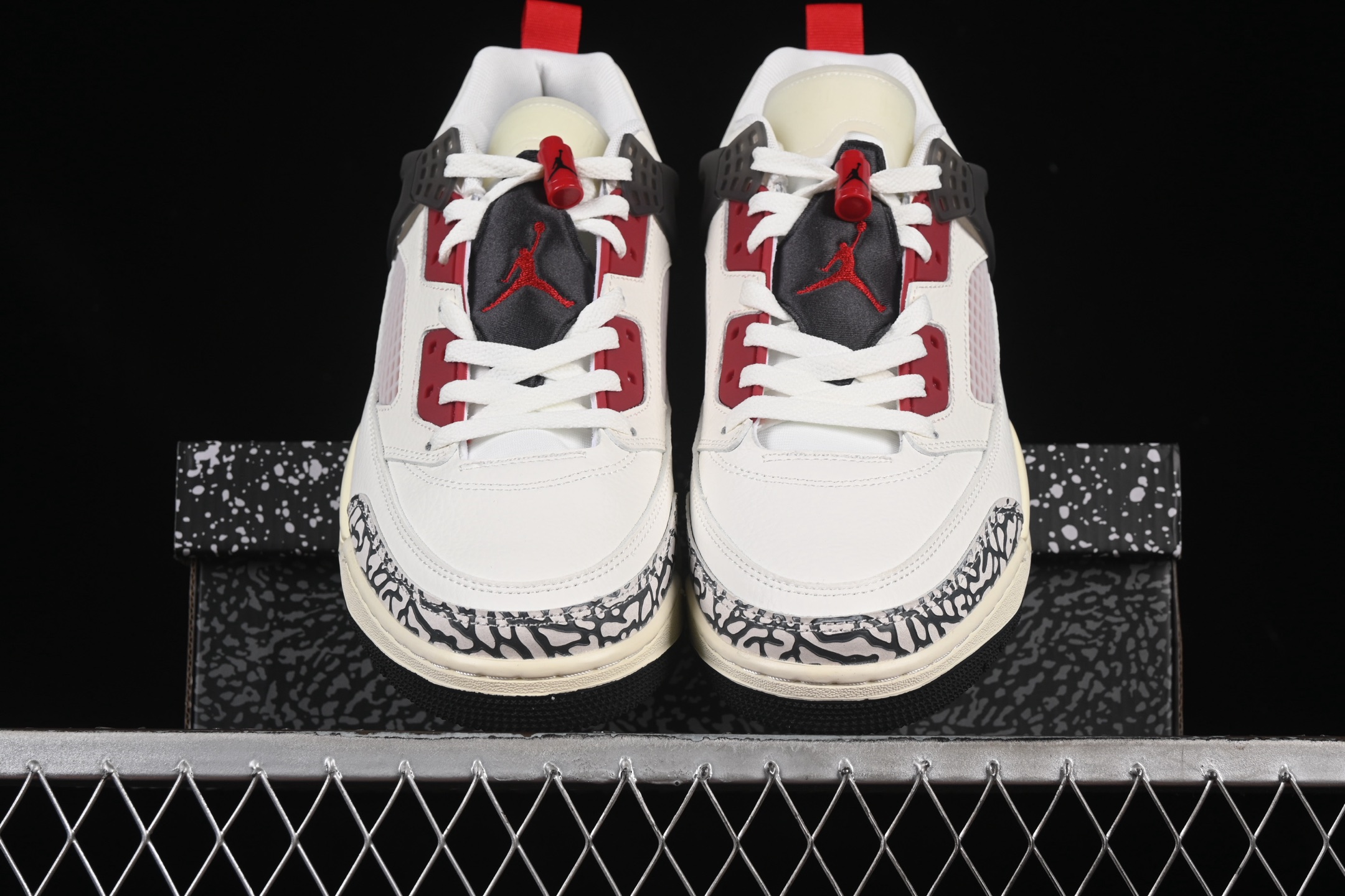 💰300纯原
Jordan Spizike Low AJ 乔丹合体元素 复古蓝配色 文化休闲板鞋 FQ1759-116
#整双鞋在 Air Jordan 5 Low 廓形的基础上,通过加入 AJ3 的爆裂纹和鞋底设计、AJ6 的鞋舌和鞋带束扣、AJ4 的鞋侧三角稳定贴片和鞋带孔等,
尺码:36 36.5 37.5 38 38.5 39 40 40.5 41 42 42.5 43 44 44.5 45 46 47.5 ZZD4