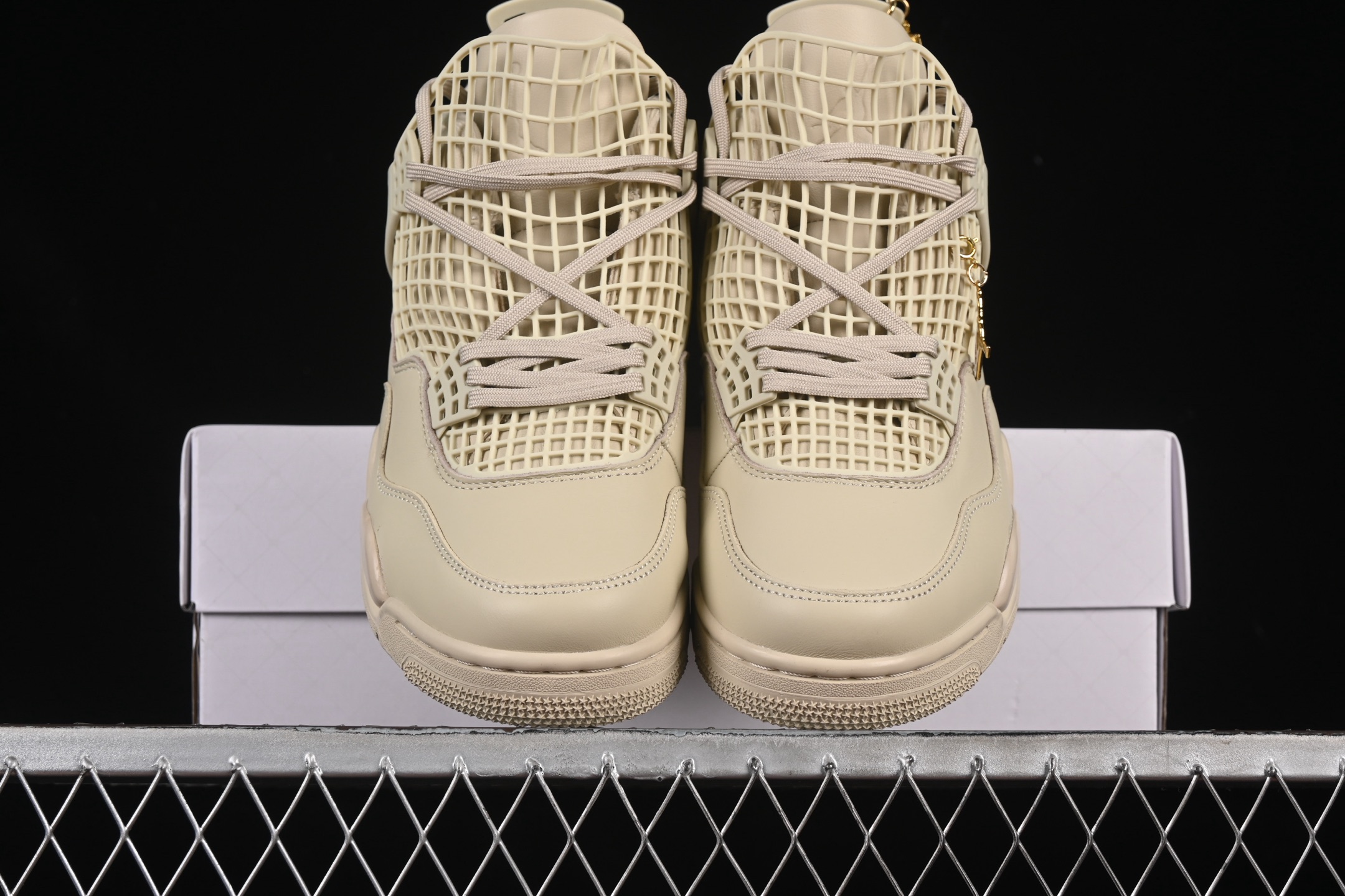💰380纯原
Air Jordan 4 NET "Rattan" AJ4 乔4 柔雅藤色 文化篮球鞋 FN7251-200
#鞋款以颠覆性设计重构经典轮廓,超大镂空网眼结构覆盖鞋身主体,赋予鞋款前卫艺术气息。
尺码:36 36.5 37.5 38 38.5 39 40 40.5 41 42 42.5 43 44 44.5 45 46 47.5 LTE5