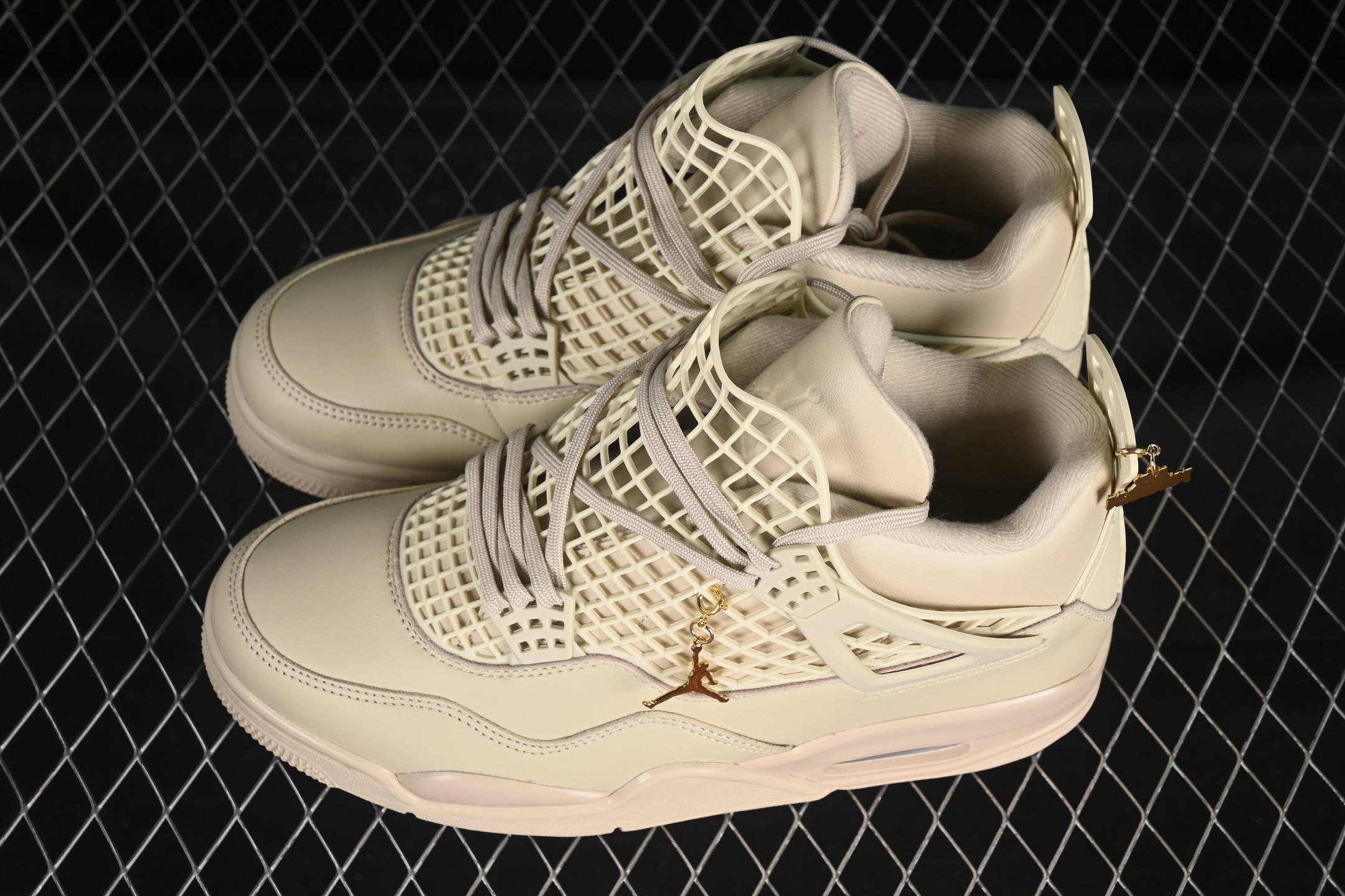 💰380纯原
Air Jordan 4 NET "Rattan" AJ4 乔4 柔雅藤色 文化篮球鞋 FN7251-200
#鞋款以颠覆性设计重构经典轮廓,超大镂空网眼结构覆盖鞋身主体,赋予鞋款前卫艺术气息。
尺码:36 36.5 37.5 38 38.5 39 40 40.5 41 42 42.5 43 44 44.5 45 46 47.5 LTE5