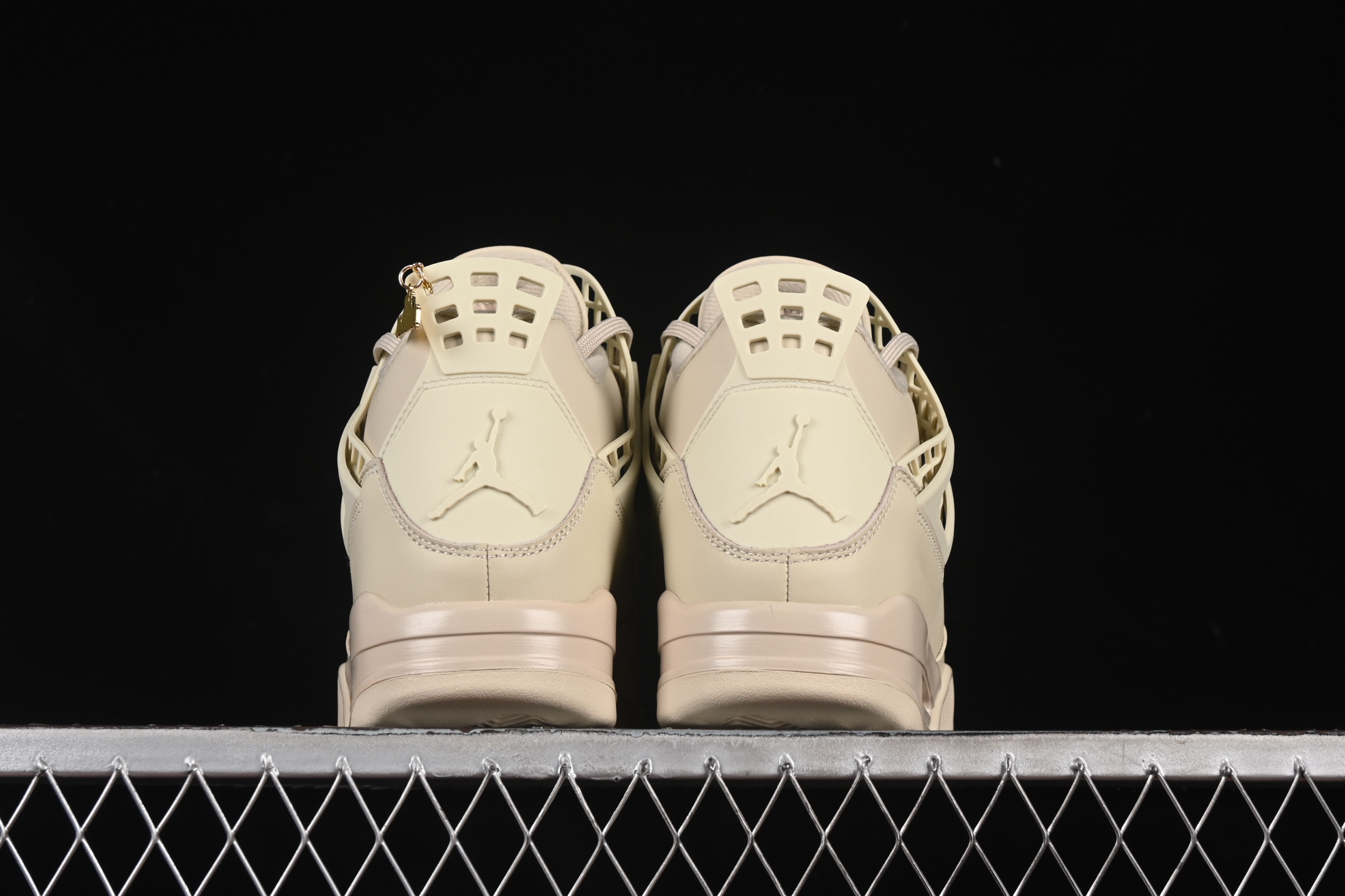 💰380纯原
Air Jordan 4 NET "Rattan" AJ4 乔4 柔雅藤色 文化篮球鞋 FN7251-200
#鞋款以颠覆性设计重构经典轮廓,超大镂空网眼结构覆盖鞋身主体,赋予鞋款前卫艺术气息。
尺码:36 36.5 37.5 38 38.5 39 40 40.5 41 42 42.5 43 44 44.5 45 46 47.5 LTE5