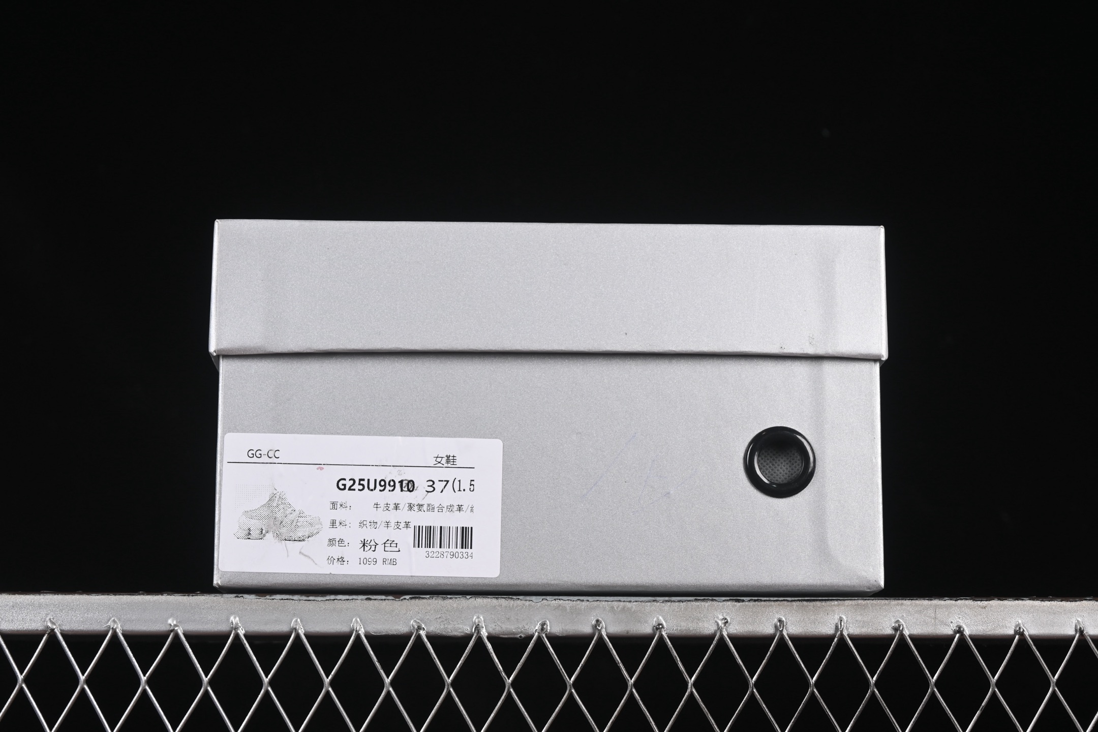 💰260纯原
 GG-CC 明星同款 绑带镂空老爹鞋 G25U9910粉色
#镂空鞋面 侧边绑带 三层组合月牙底 柔软有弹性的月牙底和增加舒适度显腿长的5cm内增高
尺码：35 36 37 38 39 40 AJD4