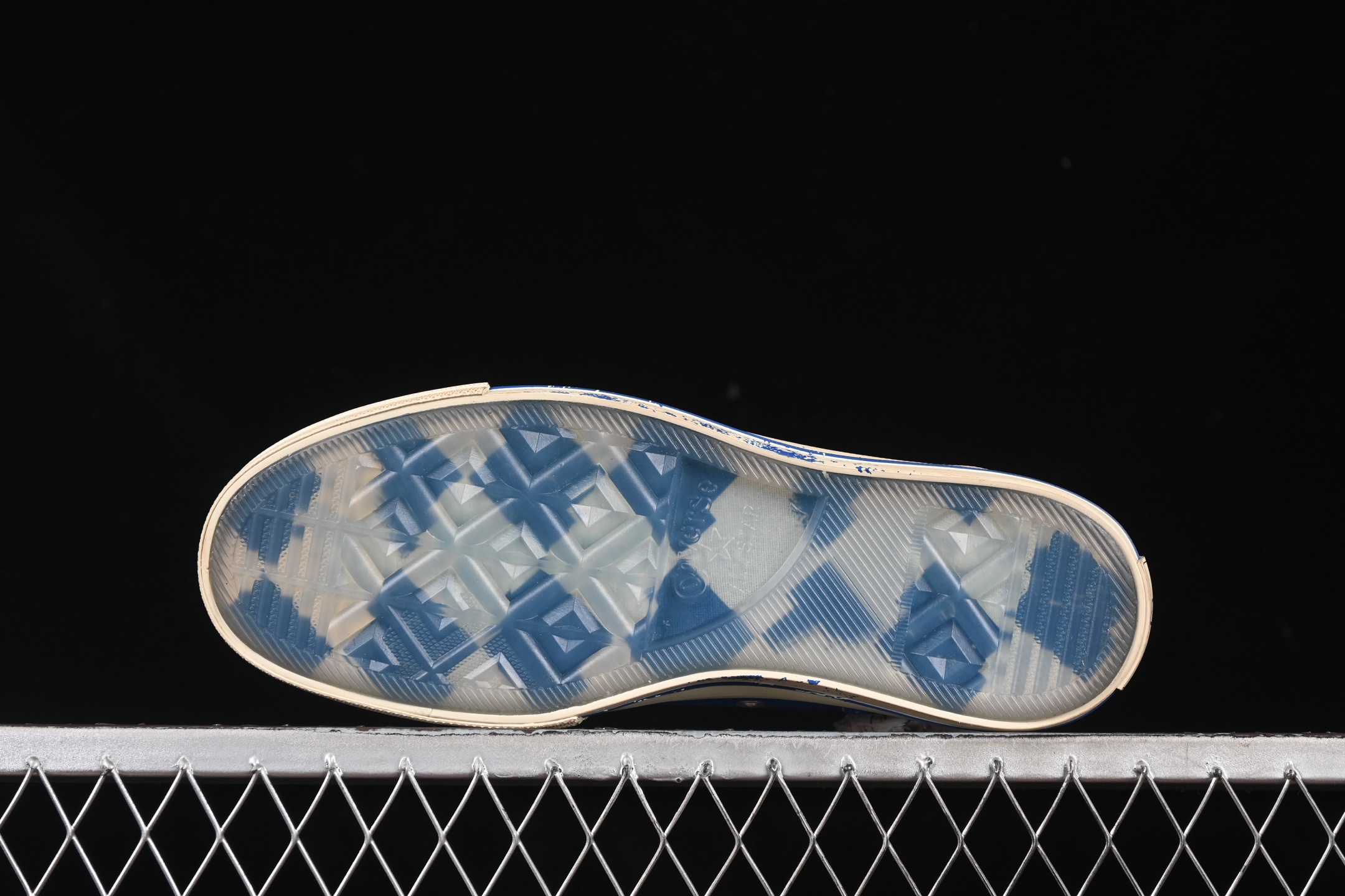 💰160纯原
Ader Error x Converse 联名款低帮休闲板鞋 A05352C
#蓝色帆布鞋面搭配帆布覆层，特殊图案印花衬里，抛光做旧效果鞋边胶条和鞋头，右鞋头印有“the new”，左鞋头印有“not new”，鞋垫印有联名款标志，特殊定制版联名款后跟标，透明大底可见 ADER ERROR 的标志性蓝色图案，可替换鞋带印有 ADER ERROR 标志性篮色图案。
尺码：35 36 36.5 37 37.5 38 39 39.5 40 41 41.5 42 42.5 43 44 M.C3