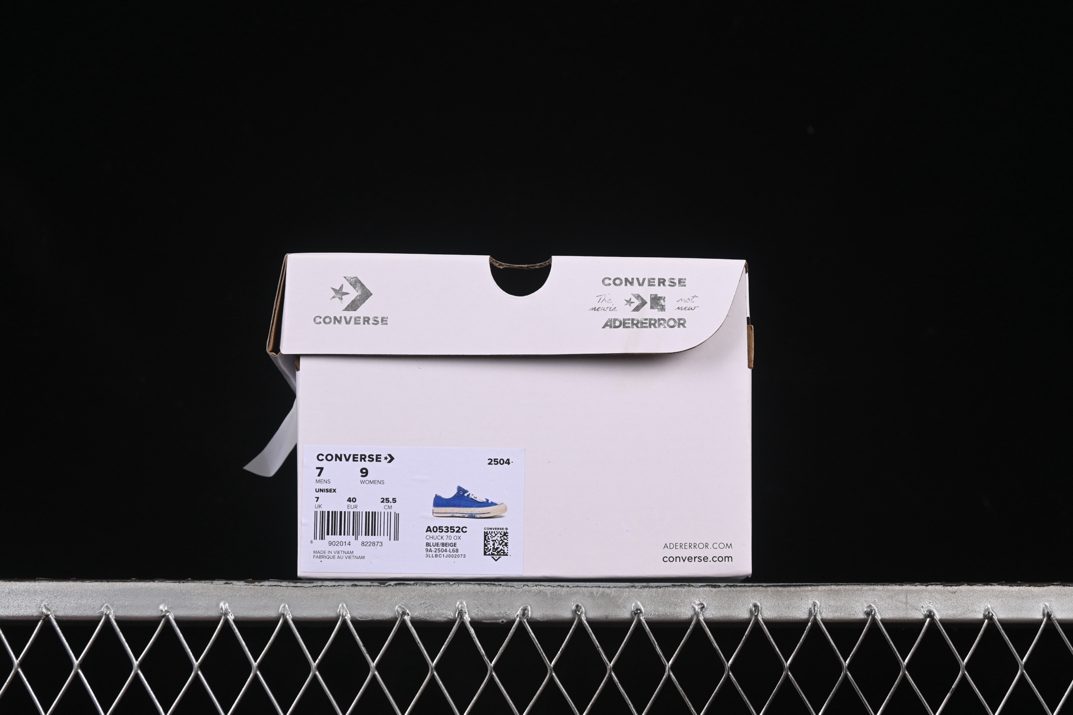 💰160纯原
Ader Error x Converse 联名款低帮休闲板鞋 A05352C
#蓝色帆布鞋面搭配帆布覆层，特殊图案印花衬里，抛光做旧效果鞋边胶条和鞋头，右鞋头印有“the new”，左鞋头印有“not new”，鞋垫印有联名款标志，特殊定制版联名款后跟标，透明大底可见 ADER ERROR 的标志性蓝色图案，可替换鞋带印有 ADER ERROR 标志性篮色图案。
尺码：35 36 36.5 37 37.5 38 39 39.5 40 41 41.5 42 42.5 43 44 M.C3