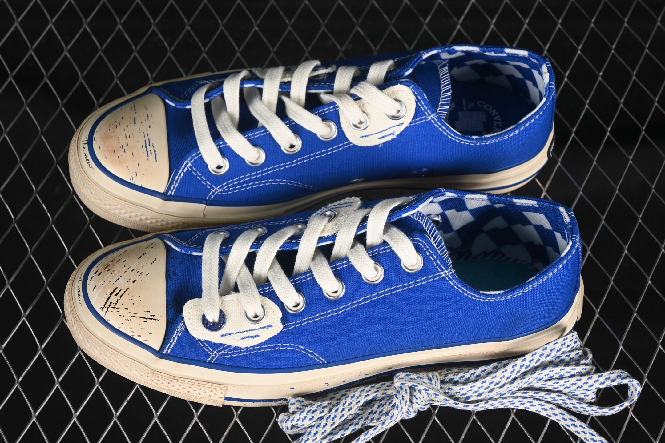 💰160纯原
Ader Error x Converse 联名款低帮休闲板鞋 A05352C
#蓝色帆布鞋面搭配帆布覆层，特殊图案印花衬里，抛光做旧效果鞋边胶条和鞋头，右鞋头印有“the new”，左鞋头印有“not new”，鞋垫印有联名款标志，特殊定制版联名款后跟标，透明大底可见 ADER ERROR 的标志性蓝色图案，可替换鞋带印有 ADER ERROR 标志性篮色图案。
尺码：35 36 36.5 37 37.5 38 39 39.5 40 41 41.5 42 42.5 43 44 M.C3