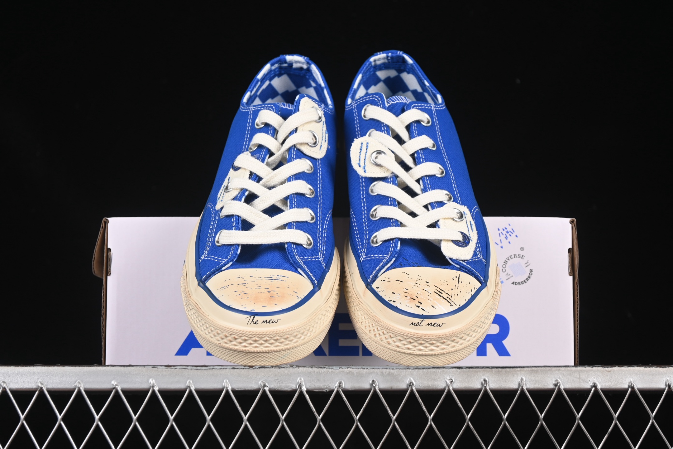 💰160纯原
Ader Error x Converse 联名款低帮休闲板鞋 A05352C
#蓝色帆布鞋面搭配帆布覆层，特殊图案印花衬里，抛光做旧效果鞋边胶条和鞋头，右鞋头印有“the new”，左鞋头印有“not new”，鞋垫印有联名款标志，特殊定制版联名款后跟标，透明大底可见 ADER ERROR 的标志性蓝色图案，可替换鞋带印有 ADER ERROR 标志性篮色图案。
尺码：35 36 36.5 37 37.5 38 39 39.5 40 41 41.5 42 42.5 43 44 M.C3