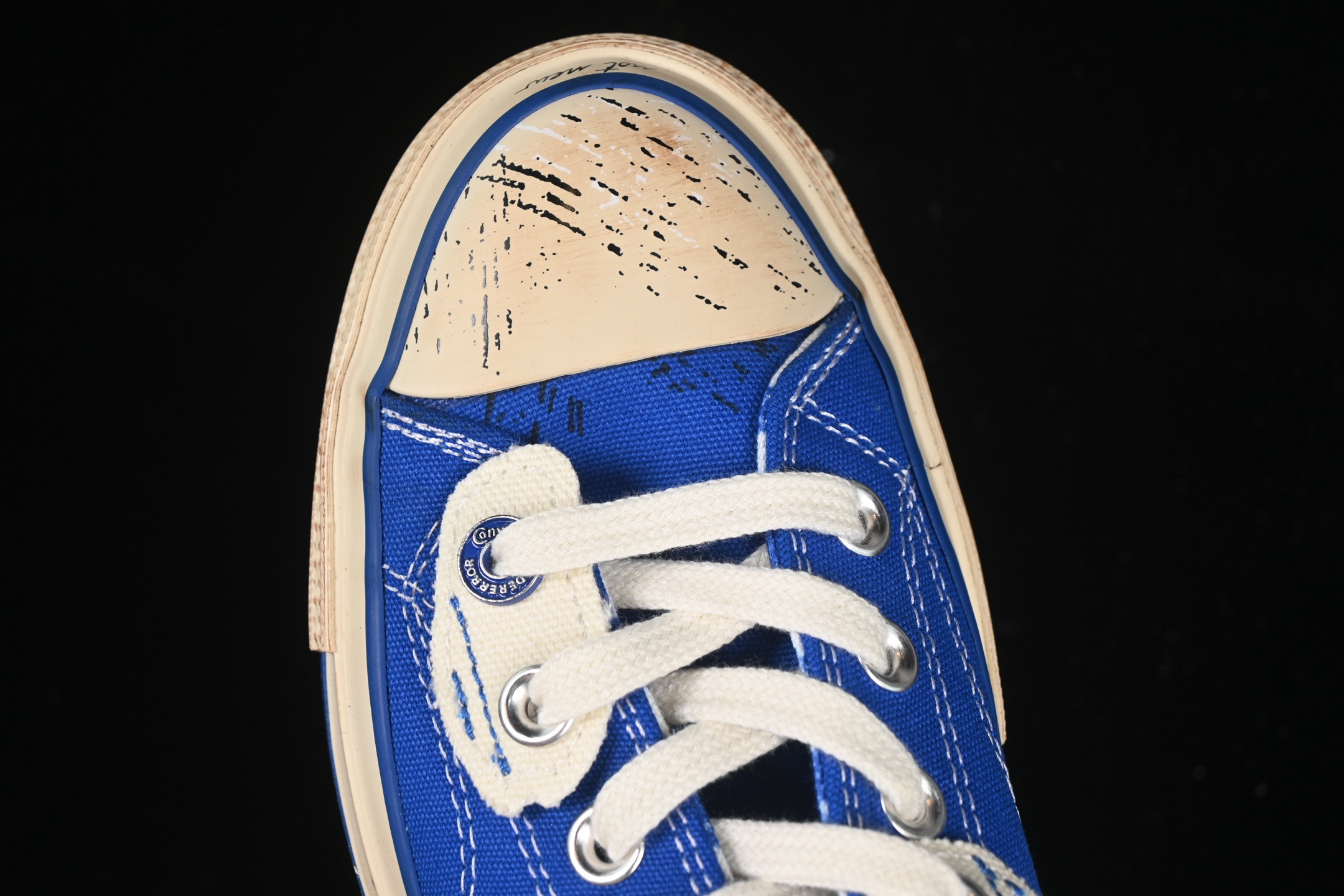 💰160纯原
Ader Error x Converse 联名款低帮休闲板鞋 A05352C
#蓝色帆布鞋面搭配帆布覆层，特殊图案印花衬里，抛光做旧效果鞋边胶条和鞋头，右鞋头印有“the new”，左鞋头印有“not new”，鞋垫印有联名款标志，特殊定制版联名款后跟标，透明大底可见 ADER ERROR 的标志性蓝色图案，可替换鞋带印有 ADER ERROR 标志性篮色图案。
尺码：35 36 36.5 37 37.5 38 39 39.5 40 41 41.5 42 42.5 43 44 M.C3