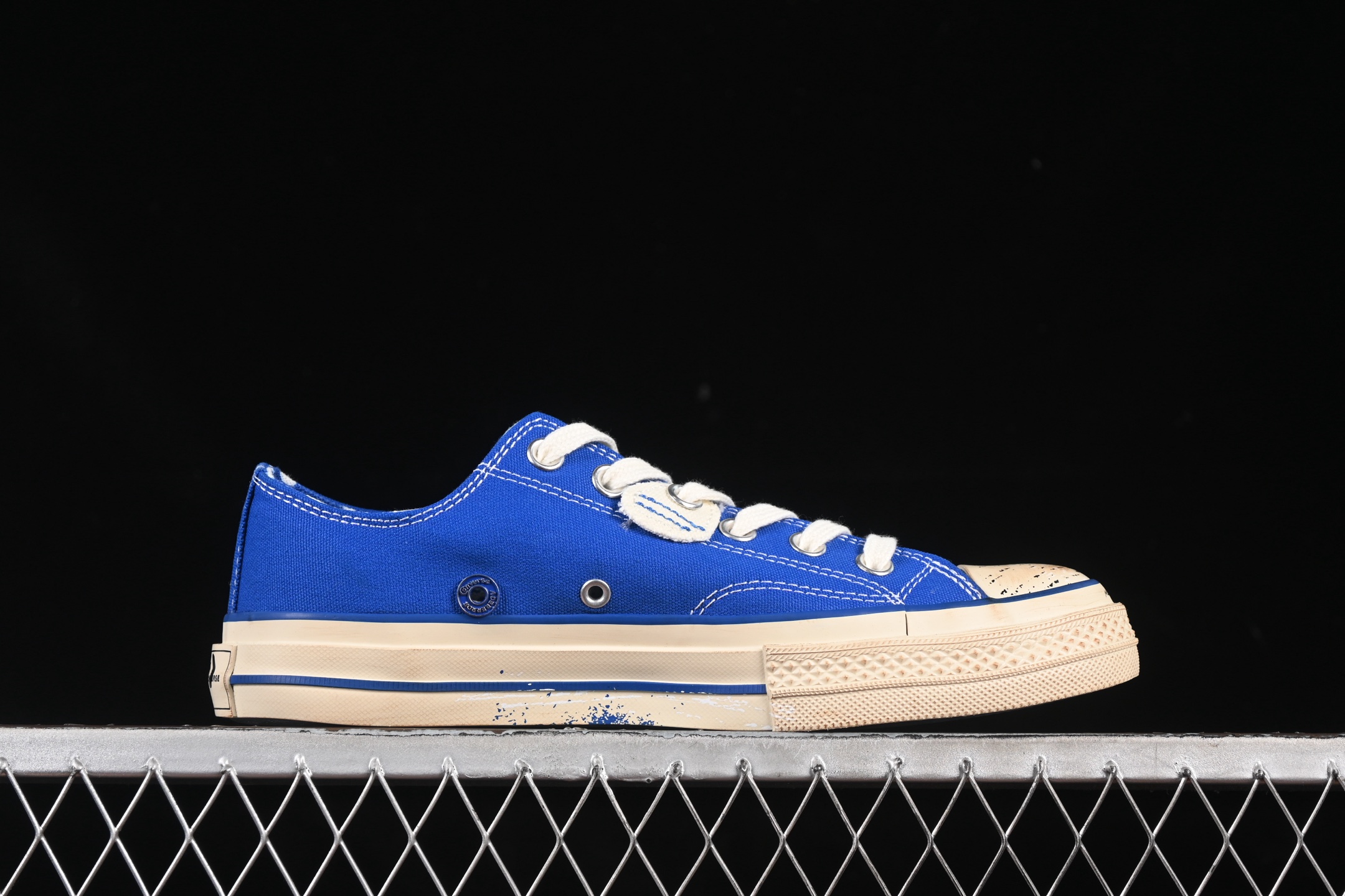 💰160纯原
Ader Error x Converse 联名款低帮休闲板鞋 A05352C
#蓝色帆布鞋面搭配帆布覆层，特殊图案印花衬里，抛光做旧效果鞋边胶条和鞋头，右鞋头印有“the new”，左鞋头印有“not new”，鞋垫印有联名款标志，特殊定制版联名款后跟标，透明大底可见 ADER ERROR 的标志性蓝色图案，可替换鞋带印有 ADER ERROR 标志性篮色图案。
尺码：35 36 36.5 37 37.5 38 39 39.5 40 41 41.5 42 42.5 43 44 M.C3