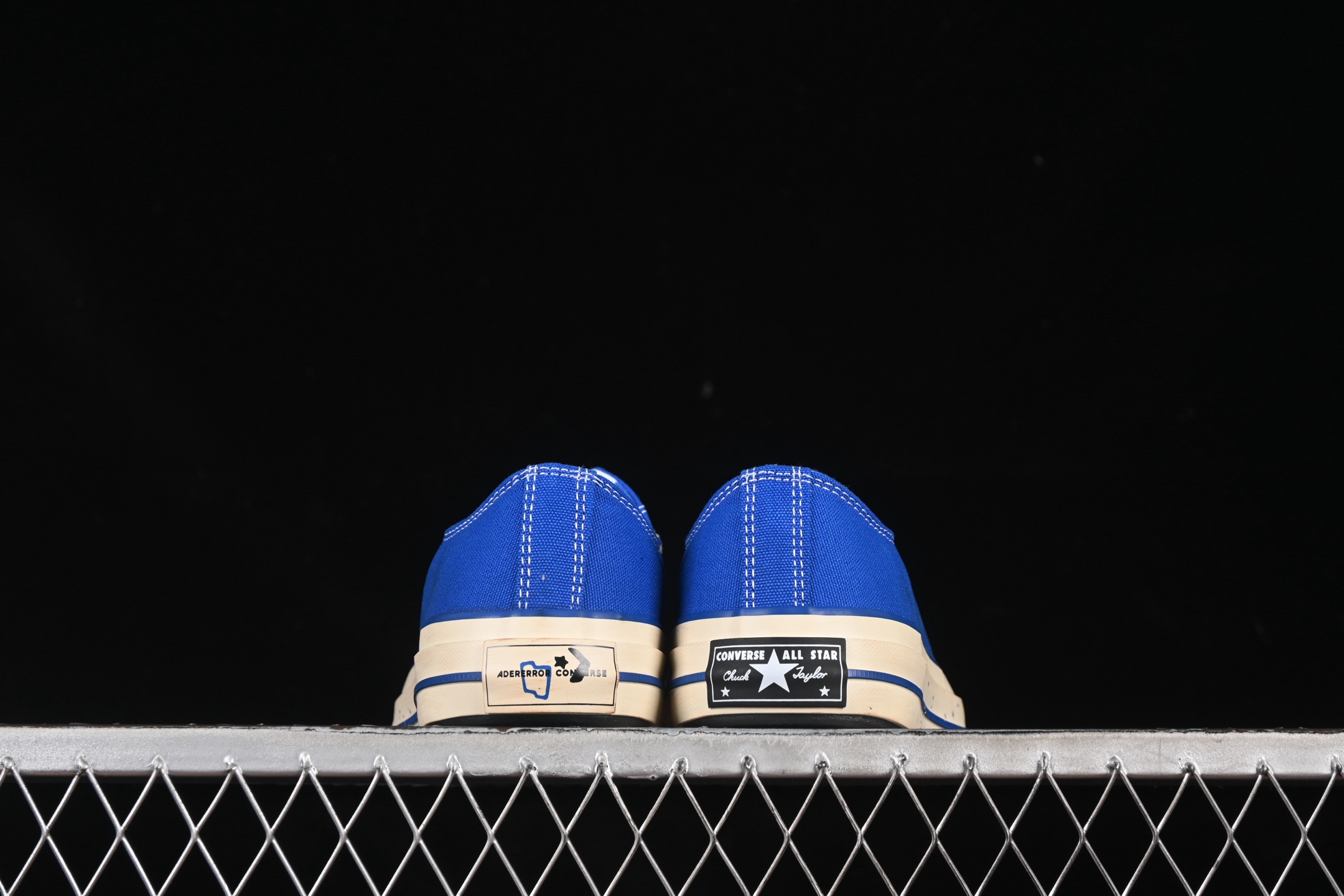 💰160纯原
Ader Error x Converse 联名款低帮休闲板鞋 A05352C
#蓝色帆布鞋面搭配帆布覆层，特殊图案印花衬里，抛光做旧效果鞋边胶条和鞋头，右鞋头印有“the new”，左鞋头印有“not new”，鞋垫印有联名款标志，特殊定制版联名款后跟标，透明大底可见 ADER ERROR 的标志性蓝色图案，可替换鞋带印有 ADER ERROR 标志性篮色图案。
尺码：35 36 36.5 37 37.5 38 39 39.5 40 41 41.5 42 42.5 43 44 M.C3