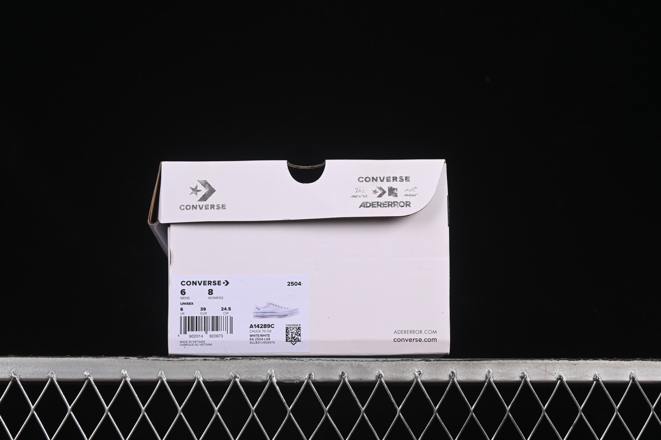 💰160纯原
Ader Error x Converse 联名款低帮休闲板鞋 A14289C
#白色帆布鞋面搭配帆布覆层，特殊图案印花衬里，抛光做旧效果鞋边胶条和鞋头，右鞋头印有“the new”，左鞋头印有“not new”，鞋垫印有联名款标志，特殊定制版联名款后跟标，透明大底可见 ADER ERROR 的标志性白色图案，可替换鞋带印有 ADER ERROR 标志性白色图案。
尺码：35 36 36.5 37 37.5 38 39 39.5 40 41 41.5 42 42.5 43 44 M.C3