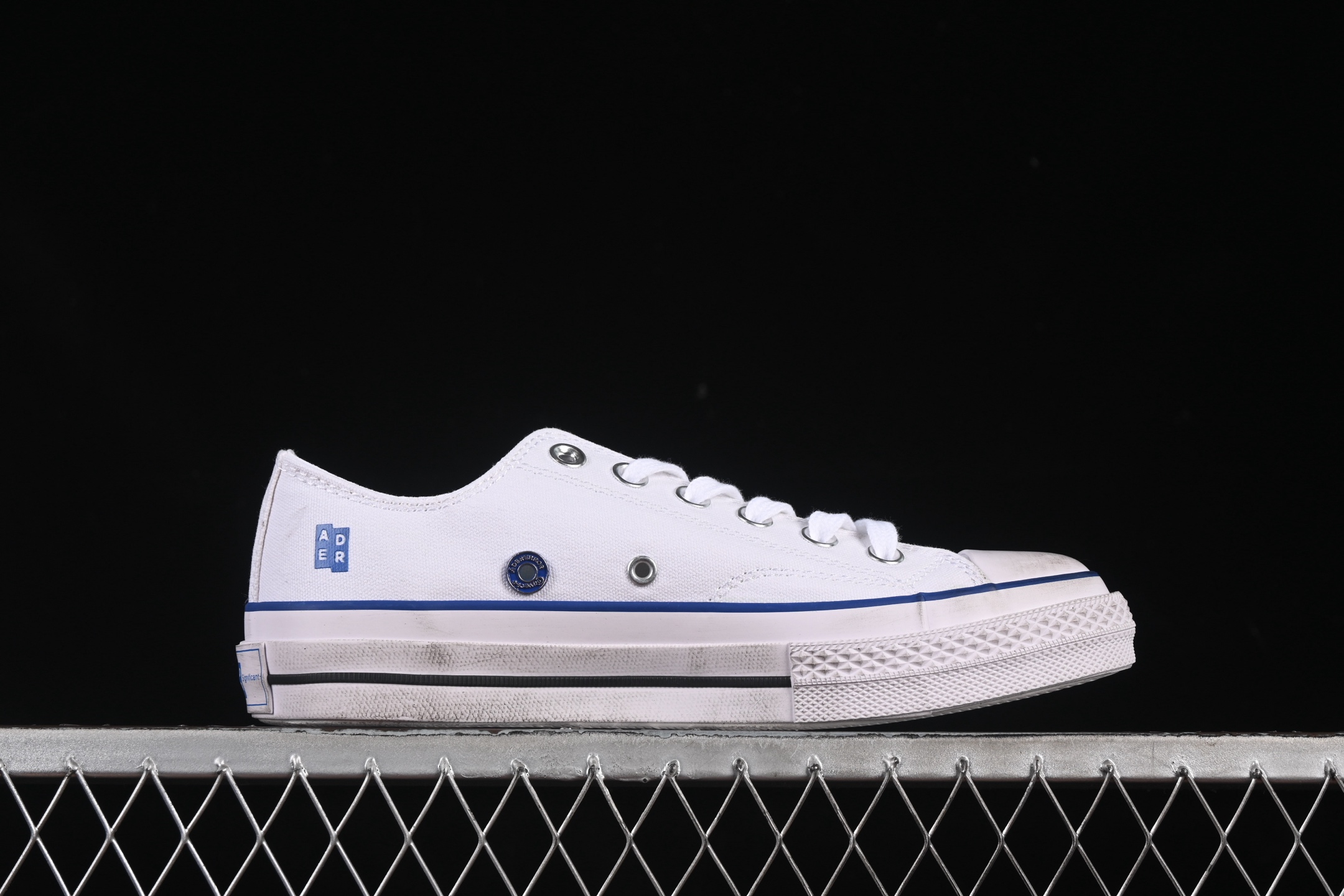 💰160纯原
Ader Error x Converse 联名款低帮休闲板鞋 A14289C
#白色帆布鞋面搭配帆布覆层，特殊图案印花衬里，抛光做旧效果鞋边胶条和鞋头，右鞋头印有“the new”，左鞋头印有“not new”，鞋垫印有联名款标志，特殊定制版联名款后跟标，透明大底可见 ADER ERROR 的标志性白色图案，可替换鞋带印有 ADER ERROR 标志性白色图案。
尺码：35 36 36.5 37 37.5 38 39 39.5 40 41 41.5 42 42.5 43 44 M.C3