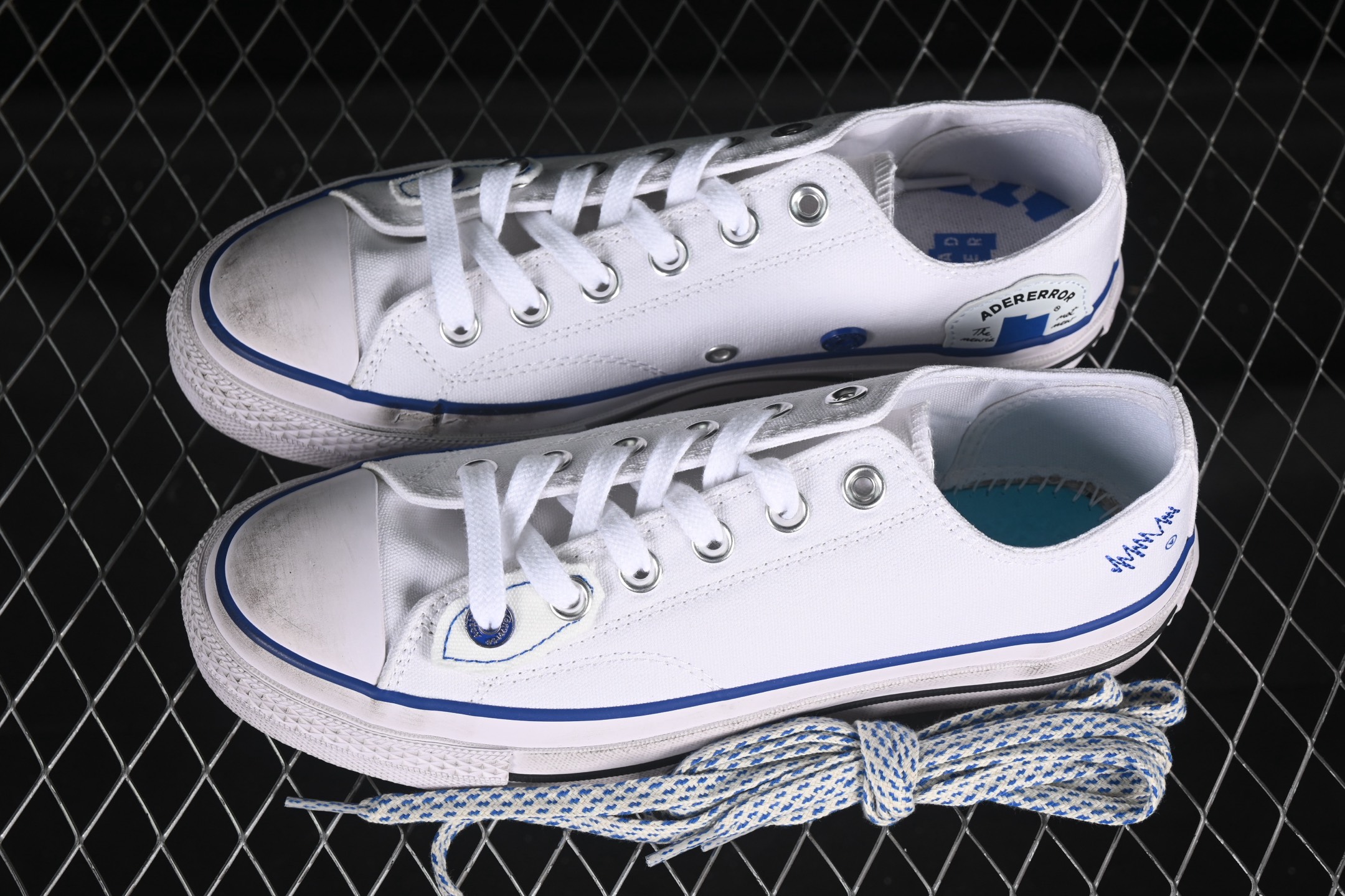 💰160纯原
Ader Error x Converse 联名款低帮休闲板鞋 A14289C
#白色帆布鞋面搭配帆布覆层，特殊图案印花衬里，抛光做旧效果鞋边胶条和鞋头，右鞋头印有“the new”，左鞋头印有“not new”，鞋垫印有联名款标志，特殊定制版联名款后跟标，透明大底可见 ADER ERROR 的标志性白色图案，可替换鞋带印有 ADER ERROR 标志性白色图案。
尺码：35 36 36.5 37 37.5 38 39 39.5 40 41 41.5 42 42.5 43 44 M.C3