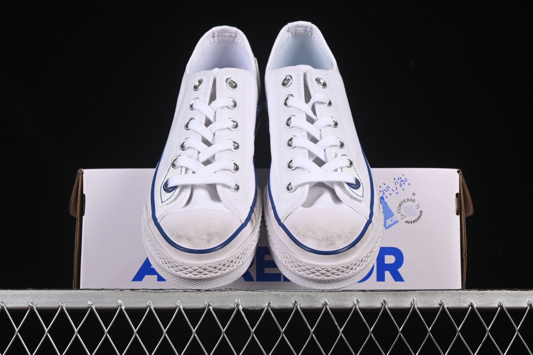 💰160纯原
Ader Error x Converse 联名款低帮休闲板鞋 A14289C
#白色帆布鞋面搭配帆布覆层，特殊图案印花衬里，抛光做旧效果鞋边胶条和鞋头，右鞋头印有“the new”，左鞋头印有“not new”，鞋垫印有联名款标志，特殊定制版联名款后跟标，透明大底可见 ADER ERROR 的标志性白色图案，可替换鞋带印有 ADER ERROR 标志性白色图案。
尺码：35 36 36.5 37 37.5 38 39 39.5 40 41 41.5 42 42.5 43 44 M.C3