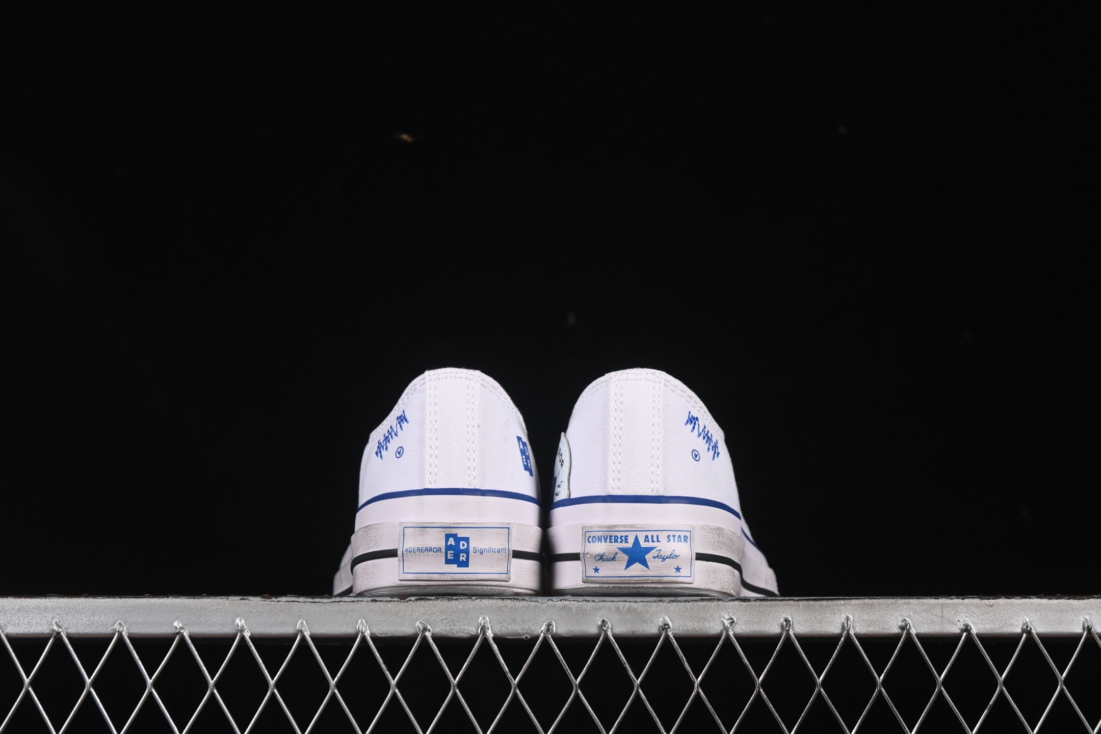 💰160纯原
Ader Error x Converse 联名款低帮休闲板鞋 A14289C
#白色帆布鞋面搭配帆布覆层，特殊图案印花衬里，抛光做旧效果鞋边胶条和鞋头，右鞋头印有“the new”，左鞋头印有“not new”，鞋垫印有联名款标志，特殊定制版联名款后跟标，透明大底可见 ADER ERROR 的标志性白色图案，可替换鞋带印有 ADER ERROR 标志性白色图案。
尺码：35 36 36.5 37 37.5 38 39 39.5 40 41 41.5 42 42.5 43 44 M.C3