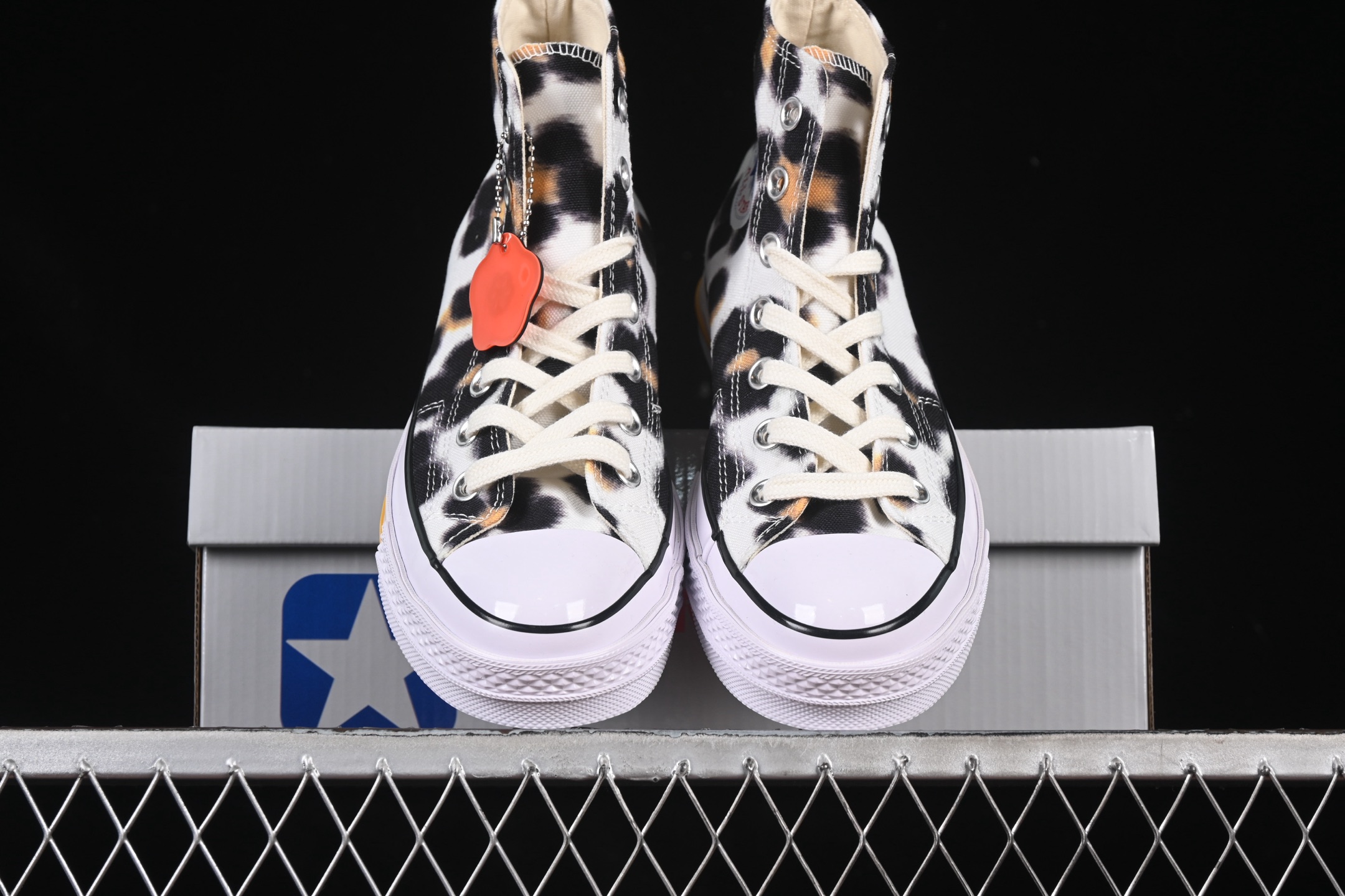 💰140纯原
Kenzo x Converse Chuck Taylor Ox Hana Leopard Cypress 联名款 米黑色高帮休闲板鞋 A14788C
尺码：35 36 36.5 37 37.5 38 39 39.5 40 41 41.5 42 42.5 43 44 M.C3