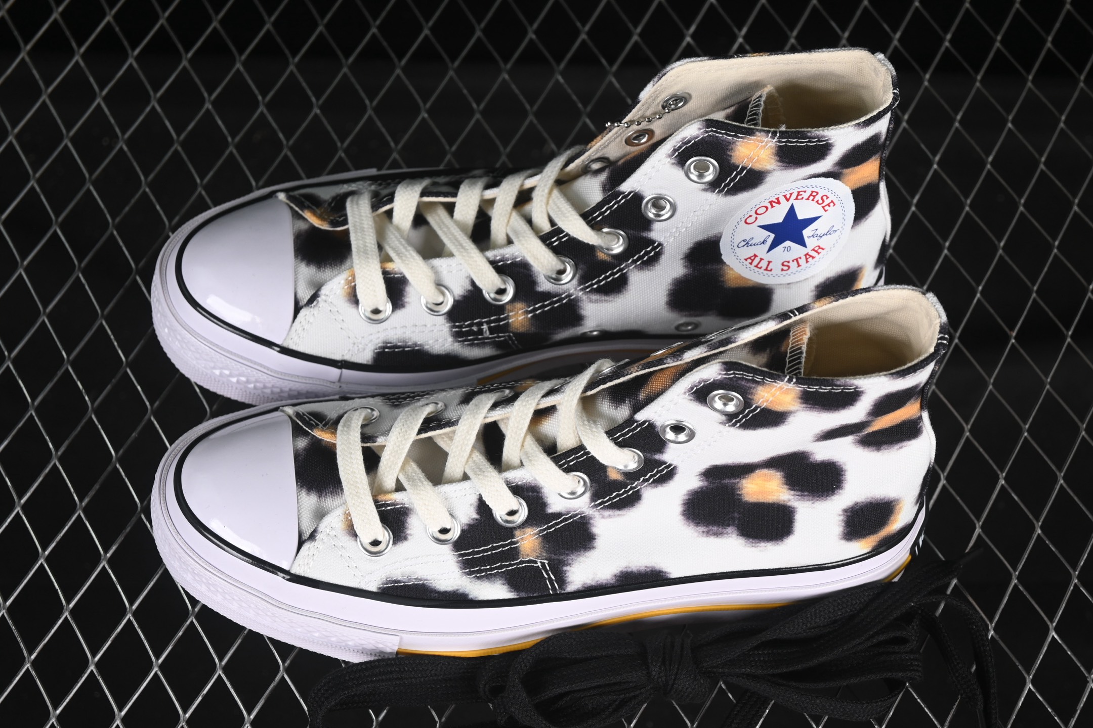 💰140纯原
Kenzo x Converse Chuck Taylor Ox Hana Leopard Cypress 联名款 米黑色高帮休闲板鞋 A14788C
尺码：35 36 36.5 37 37.5 38 39 39.5 40 41 41.5 42 42.5 43 44 M.C3
