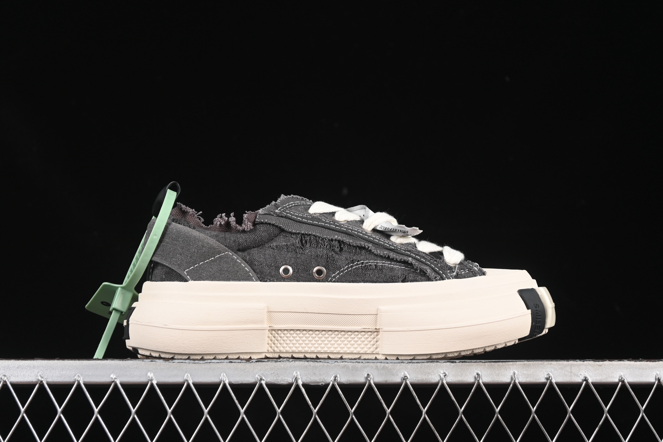 💰380纯原
SMILEREPUBLIC INCEPTION GRAY FRINGE 70s灰色流苏增高低帮帆布休闲鞋
#采用了高质量环保型帆布材料,经过多重精湛的工艺制作而成。以70年代盛兴的帆布鞋为设计灵感,将品牌logo镶嵌于鞋底,百搭时尚,尽显潮酷姿态!
尺码:35 36 37 38 39 40 41 42 43 44 G.D4