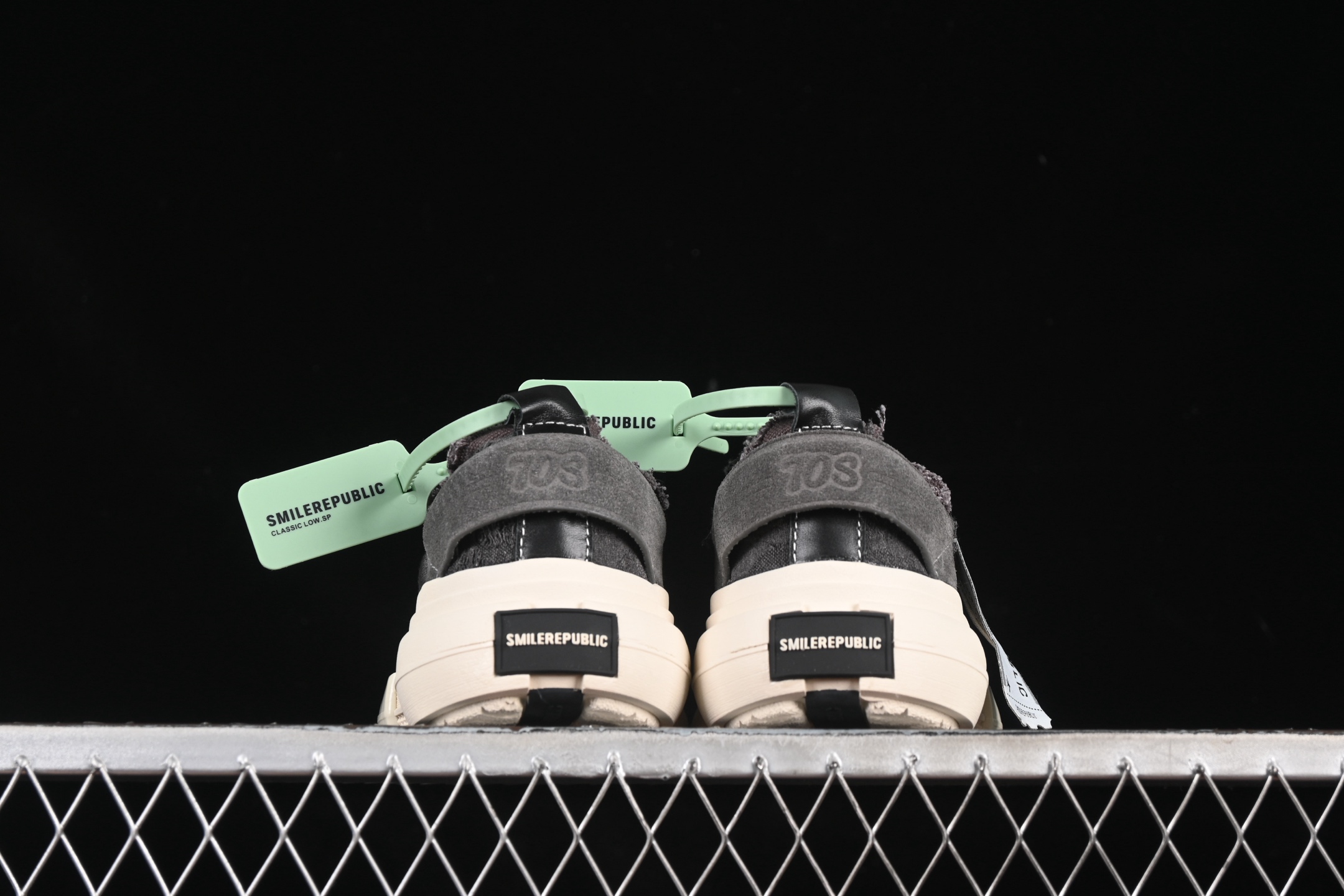 💰380纯原
SMILEREPUBLIC INCEPTION GRAY FRINGE 70s灰色流苏增高低帮帆布休闲鞋
#采用了高质量环保型帆布材料,经过多重精湛的工艺制作而成。以70年代盛兴的帆布鞋为设计灵感,将品牌logo镶嵌于鞋底,百搭时尚,尽显潮酷姿态!
尺码:35 36 37 38 39 40 41 42 43 44 G.D4