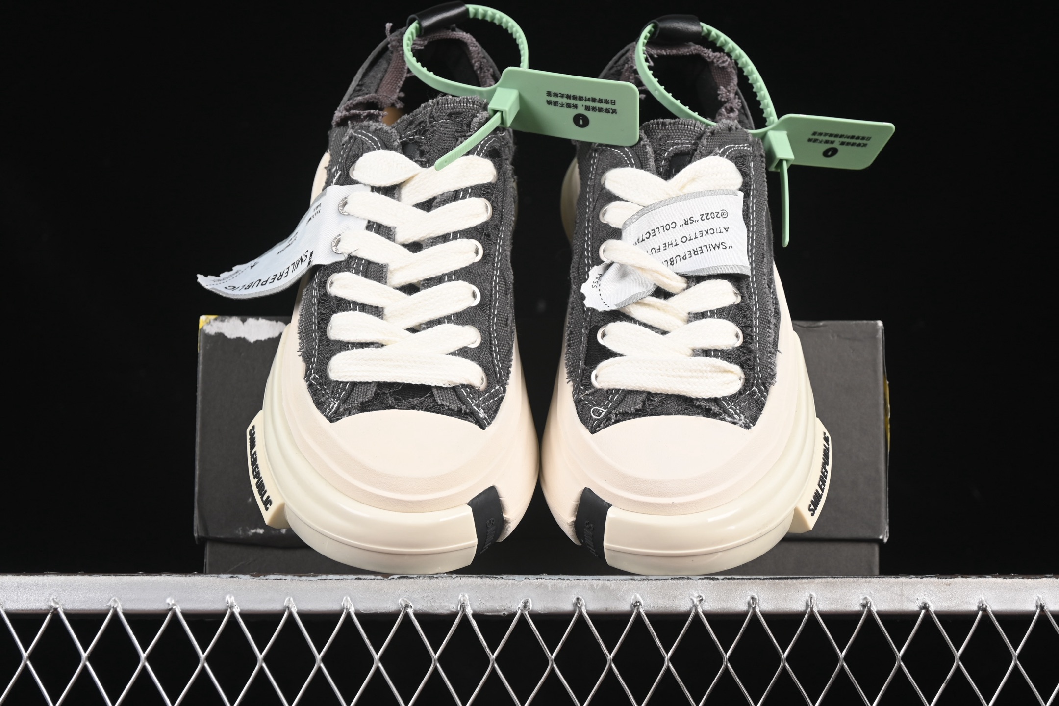 💰380纯原
SMILEREPUBLIC INCEPTION GRAY FRINGE 70s灰色流苏增高低帮帆布休闲鞋
#采用了高质量环保型帆布材料,经过多重精湛的工艺制作而成。以70年代盛兴的帆布鞋为设计灵感,将品牌logo镶嵌于鞋底,百搭时尚,尽显潮酷姿态!
尺码:35 36 37 38 39 40 41 42 43 44 G.D4