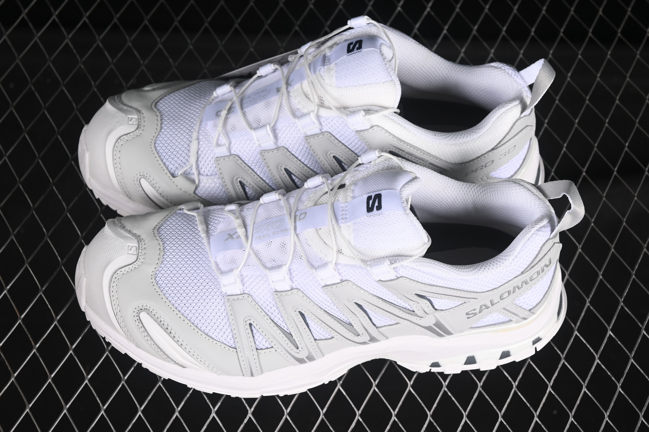 💰340纯原
Salomon XA PRO 3D 萨洛蒙户外越野跑鞋 475777-26
#鞋面采用SENSIFIT贴合技术 全方位贴合包裹脚型 鞋跟部鞋底牵引设计 提供强大的抓地性能 更适应野外崎岖不平的道路 其3D ADVANCED CHASSIS底盘 材料轻量大化 钉齿设计更具稳定性、防护性 鞋底易磨损区运用CONTAGRIP高耐磨材料 应对城市硬质路面长距离跑考验
尺码:36 36.5 37 38 38.5 39 40 40.5 41 42 42.5 43 44 44.5 45 46 AJE5