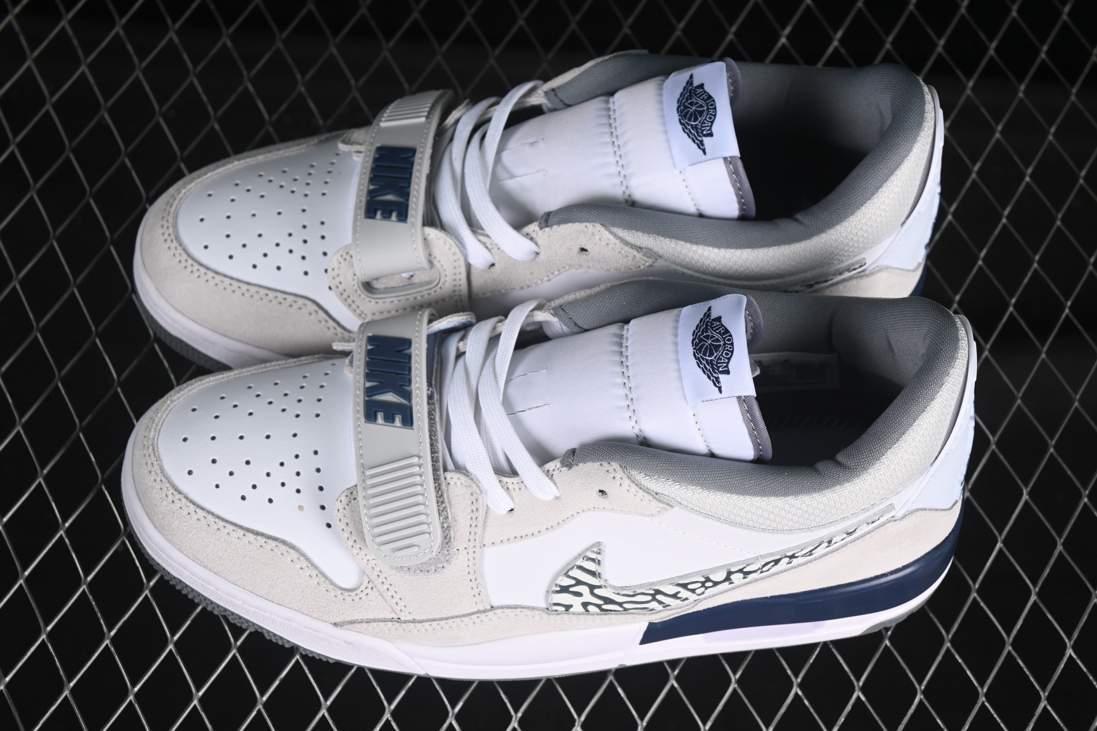 💰200真标💰240公司级💰280纯原
Air Jordan Legacy 312 Low AJ312 乔312 头层 魔术贴三合一板鞋 CD7069-124
尺码:36 36.5 37.5 38 38.5 39 40 40.5 41 42 42.5 43 44 44.5 45 46 ZZC3