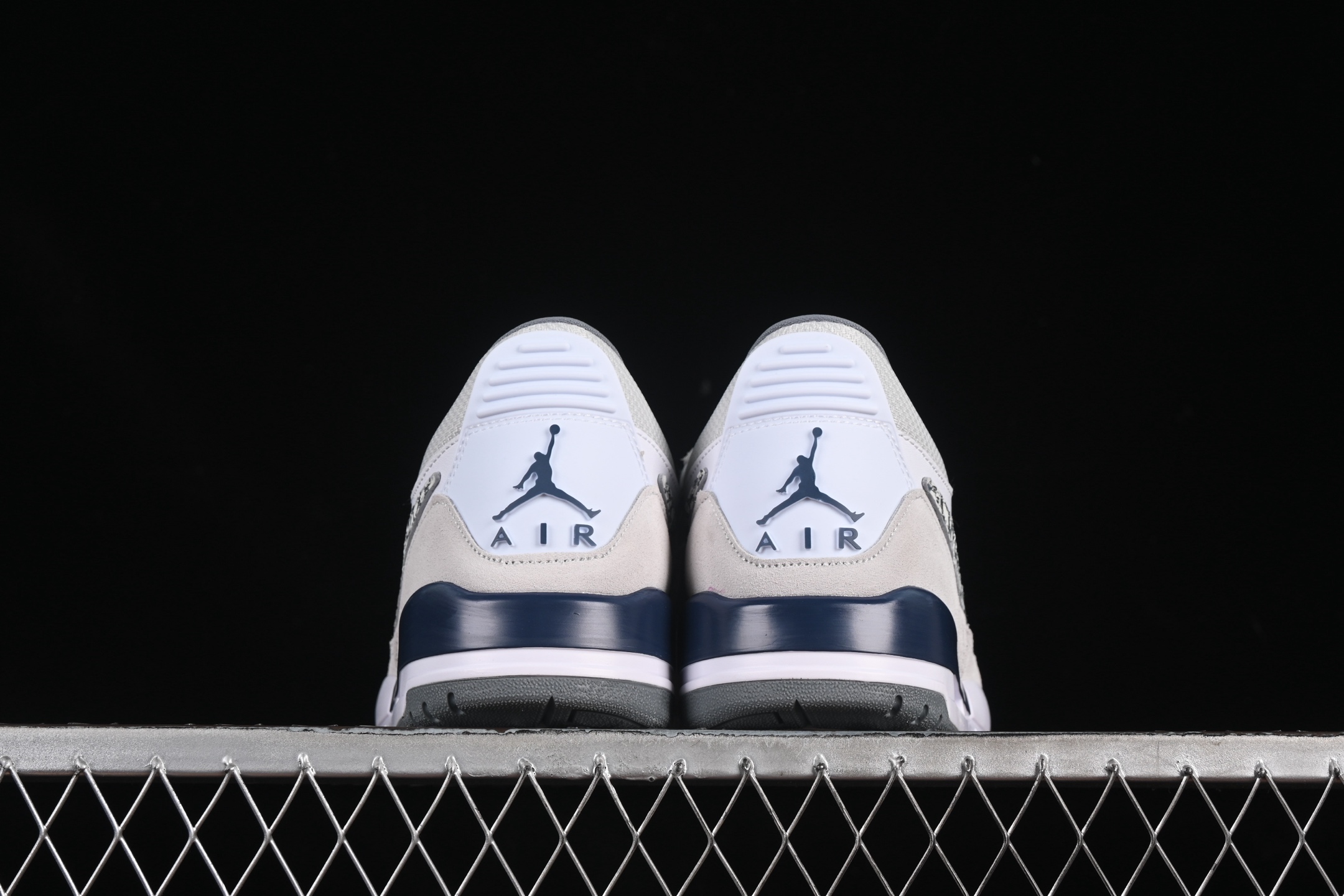 💰200真标💰240公司级💰280纯原
Air Jordan Legacy 312 Low AJ312 乔312 头层 魔术贴三合一板鞋 CD7069-124
尺码:36 36.5 37.5 38 38.5 39 40 40.5 41 42 42.5 43 44 44.5 45 46 ZZC3