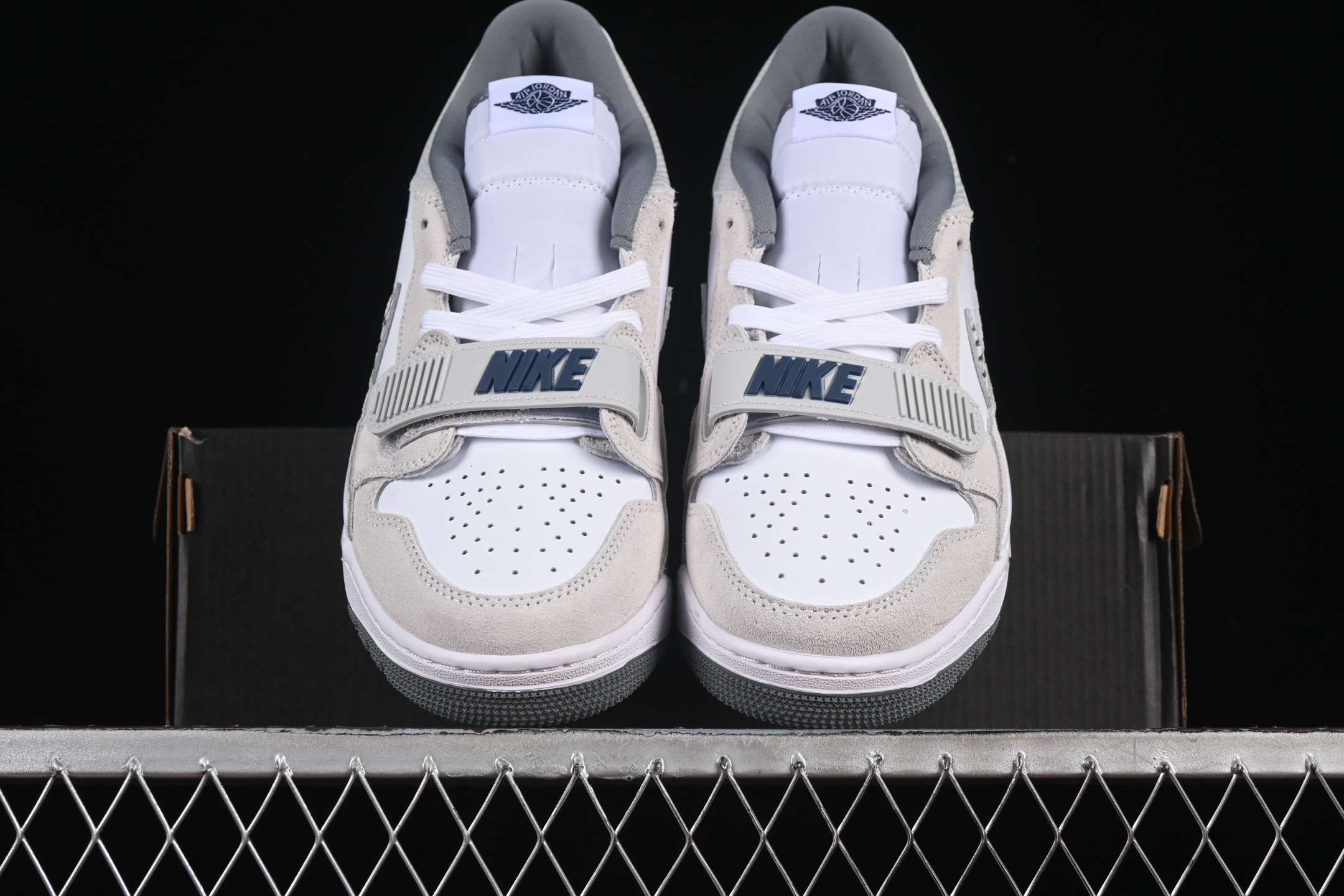 💰200真标💰240公司级💰280纯原
Air Jordan Legacy 312 Low AJ312 乔312 头层 魔术贴三合一板鞋 CD7069-124
尺码:36 36.5 37.5 38 38.5 39 40 40.5 41 42 42.5 43 44 44.5 45 46 ZZC3