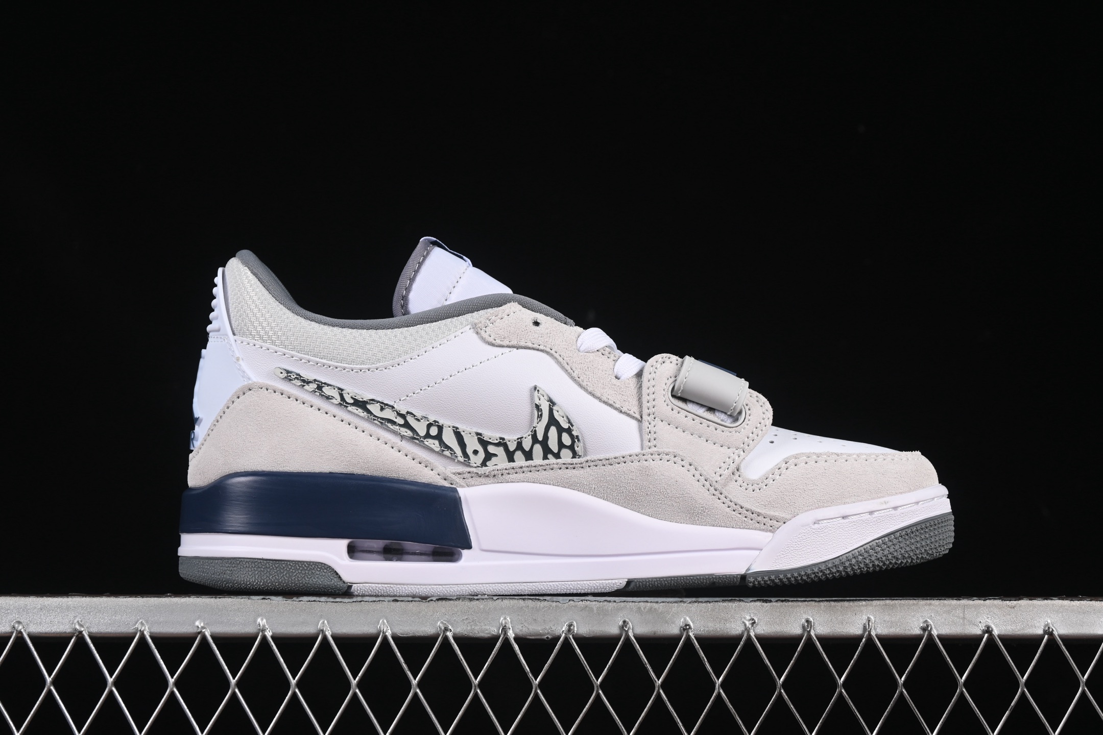💰200真标💰240公司级💰280纯原
Air Jordan Legacy 312 Low AJ312 乔312 头层 魔术贴三合一板鞋 CD7069-124
尺码:36 36.5 37.5 38 38.5 39 40 40.5 41 42 42.5 43 44 44.5 45 46 ZZC3