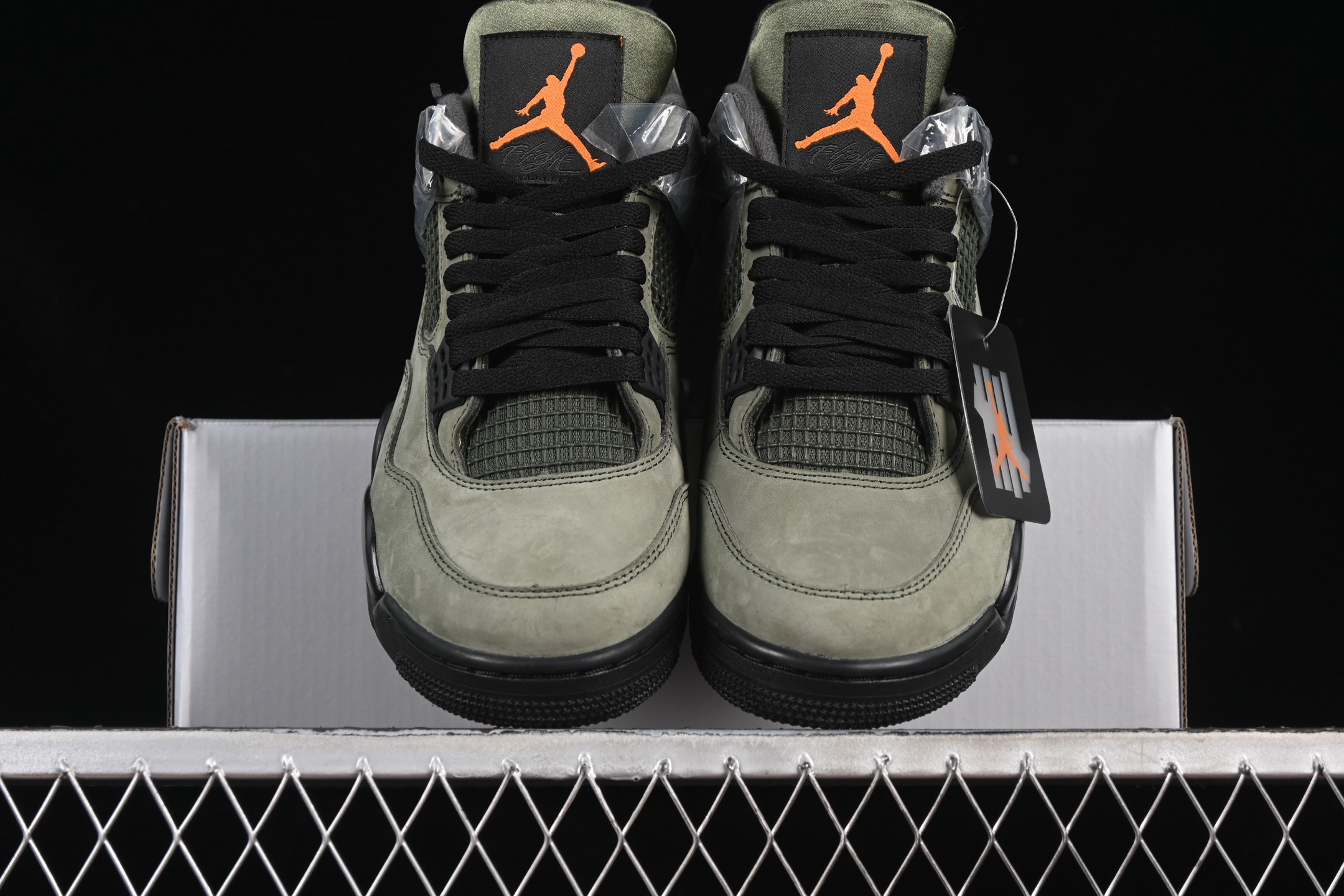 💰520顶级
Undefeated x Air Jordan 4 OG AJ4 乔4橄榄绿麂皮 IB1519-200
#鞋面采用橄榄绿麂皮材质,醒目的橙色与黑色点缀贯穿鞋身。军事飞行夹克灵感的魔术贴舌标得以保留,原汁原味还原经典细节。
#鞋盒以银灰色为主色调,上面饰有 05、20、25 字样以及 Undefeated 和 Jordan 的 Logo ,彰显双方的合作身份,同时也象征着双方 20 年的合作历史,非常有纪念意义。
尺码:36 36.5 37.5 38 38.5 39 40 40.5 41 42 42.5 43 44 44.5 45 45.5 46 47.5 B.G7