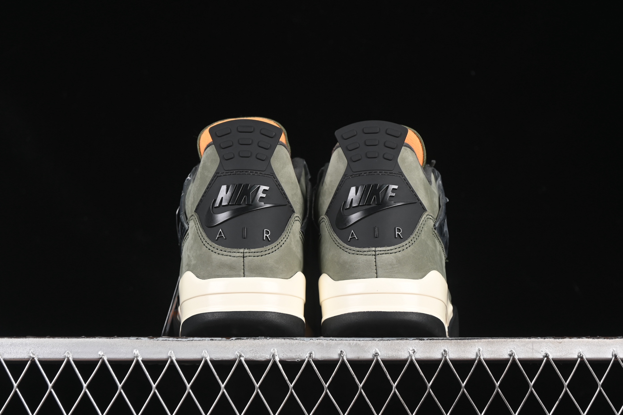 💰520顶级
Undefeated x Air Jordan 4 OG AJ4 乔4橄榄绿麂皮 IB1519-200
#鞋面采用橄榄绿麂皮材质,醒目的橙色与黑色点缀贯穿鞋身。军事飞行夹克灵感的魔术贴舌标得以保留,原汁原味还原经典细节。
#鞋盒以银灰色为主色调,上面饰有 05、20、25 字样以及 Undefeated 和 Jordan 的 Logo ,彰显双方的合作身份,同时也象征着双方 20 年的合作历史,非常有纪念意义。
尺码:36 36.5 37.5 38 38.5 39 40 40.5 41 42 42.5 43 44 44.5 45 45.5 46 47.5 B.G7
