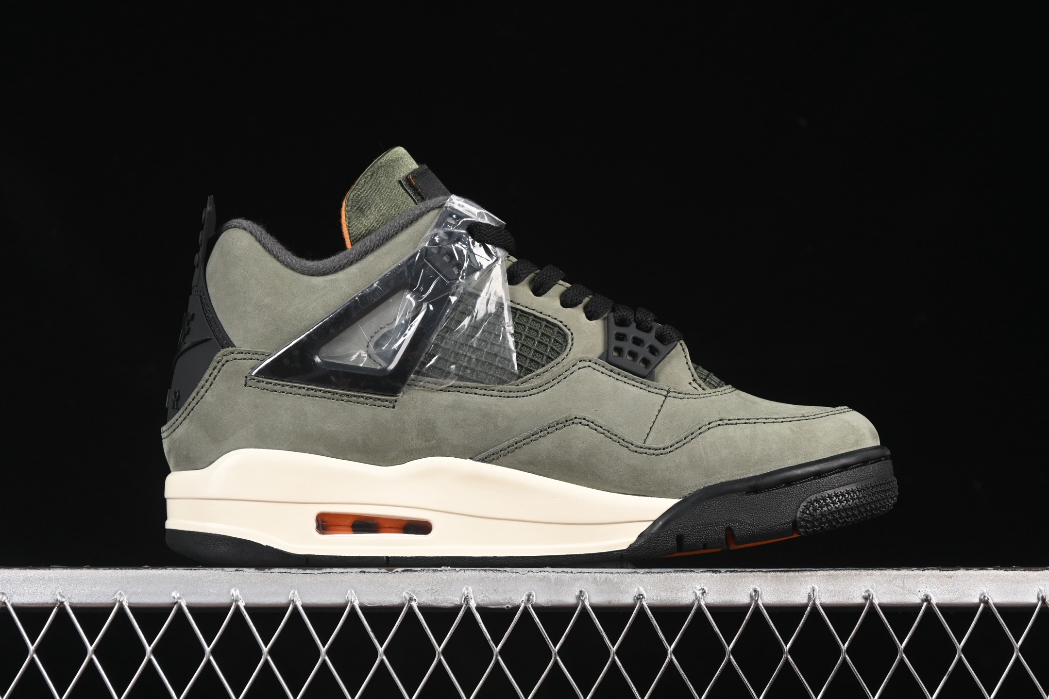 💰520顶级
Undefeated x Air Jordan 4 OG AJ4 乔4橄榄绿麂皮 IB1519-200
#鞋面采用橄榄绿麂皮材质,醒目的橙色与黑色点缀贯穿鞋身。军事飞行夹克灵感的魔术贴舌标得以保留,原汁原味还原经典细节。
#鞋盒以银灰色为主色调,上面饰有 05、20、25 字样以及 Undefeated 和 Jordan 的 Logo ,彰显双方的合作身份,同时也象征着双方 20 年的合作历史,非常有纪念意义。
尺码:36 36.5 37.5 38 38.5 39 40 40.5 41 42 42.5 43 44 44.5 45 45.5 46 47.5 B.G7