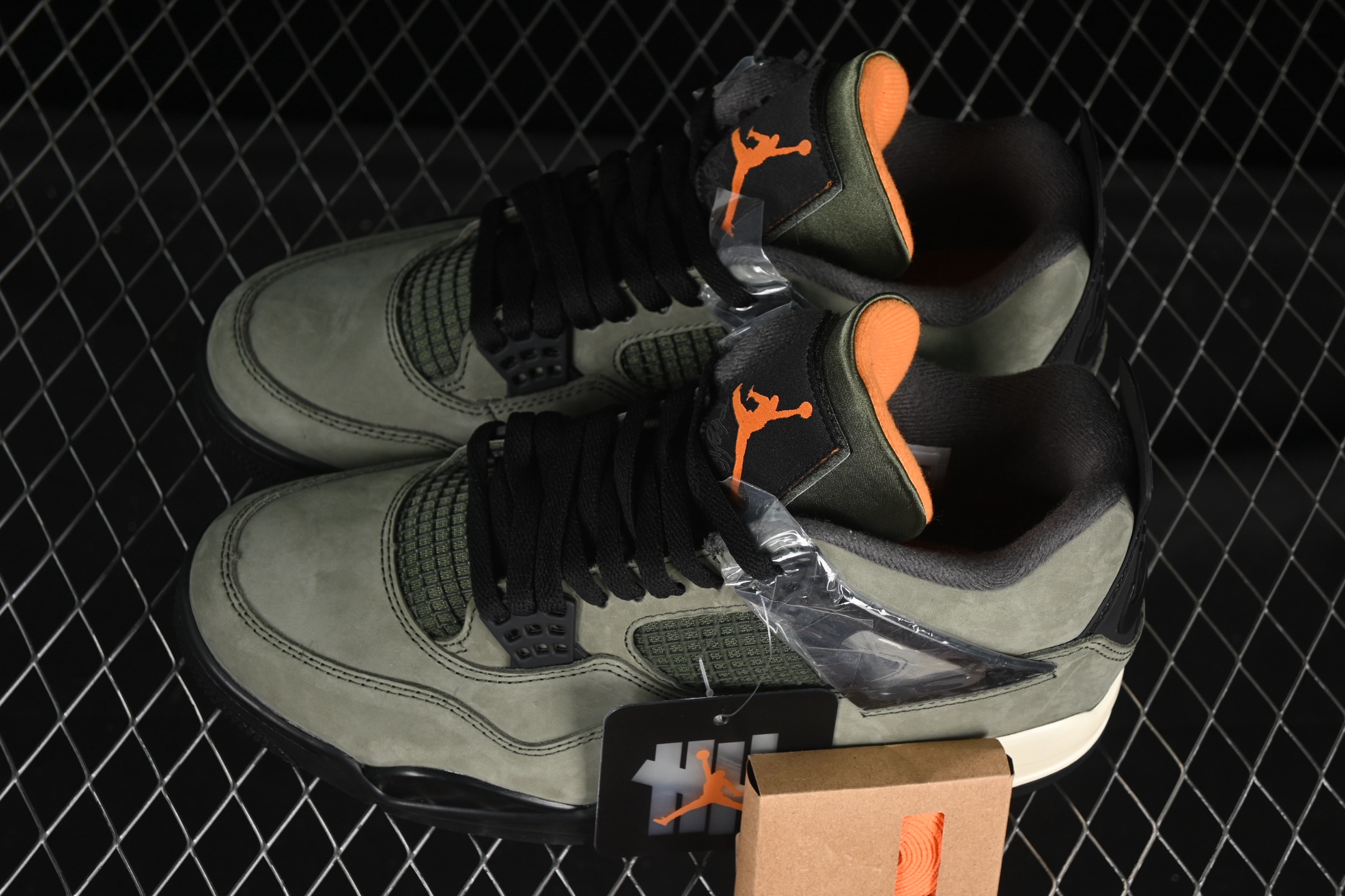 💰520顶级
Undefeated x Air Jordan 4 OG AJ4 乔4橄榄绿麂皮 IB1519-200
#鞋面采用橄榄绿麂皮材质,醒目的橙色与黑色点缀贯穿鞋身。军事飞行夹克灵感的魔术贴舌标得以保留,原汁原味还原经典细节。
#鞋盒以银灰色为主色调,上面饰有 05、20、25 字样以及 Undefeated 和 Jordan 的 Logo ,彰显双方的合作身份,同时也象征着双方 20 年的合作历史,非常有纪念意义。
尺码:36 36.5 37.5 38 38.5 39 40 40.5 41 42 42.5 43 44 44.5 45 45.5 46 47.5 B.G7