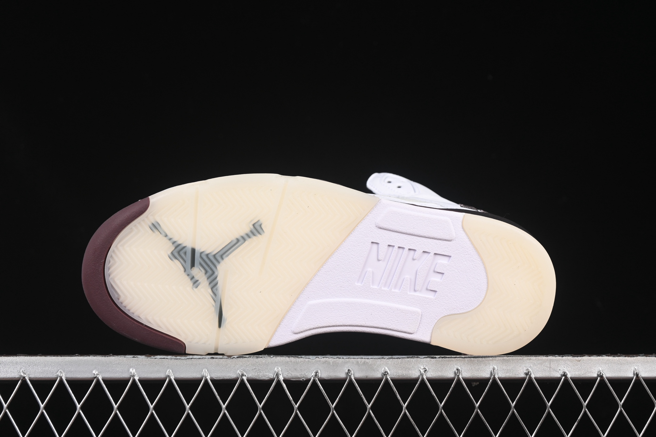 💰550纯原
A Ma Maniere x Air Jordan 5 Retro "Violet Ore" AJ5 乔5 白酒红 IB1528-100
#大厂出品 原楦原纸板 细节如图所 客供原厂材料开发 极致一眼正品既视感 细节如图所
尺码:40 40.5 41 42 42.5 43 44 44.5 45 46 47.5 B.G7