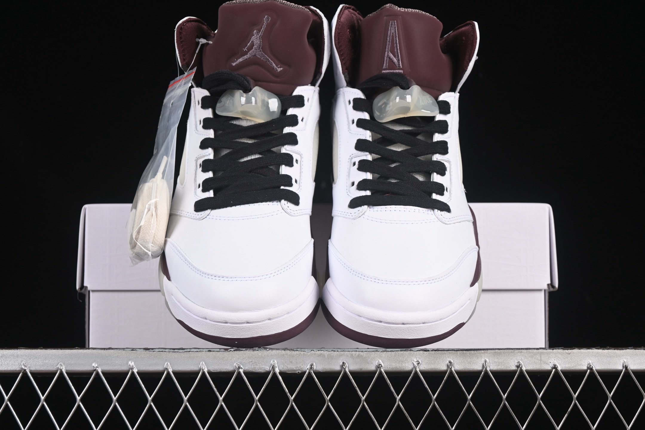 💰550纯原
A Ma Maniere x Air Jordan 5 Retro "Violet Ore" AJ5 乔5 白酒红 IB1528-100
#大厂出品 原楦原纸板 细节如图所 客供原厂材料开发 极致一眼正品既视感 细节如图所
尺码:40 40.5 41 42 42.5 43 44 44.5 45 46 47.5 B.G7