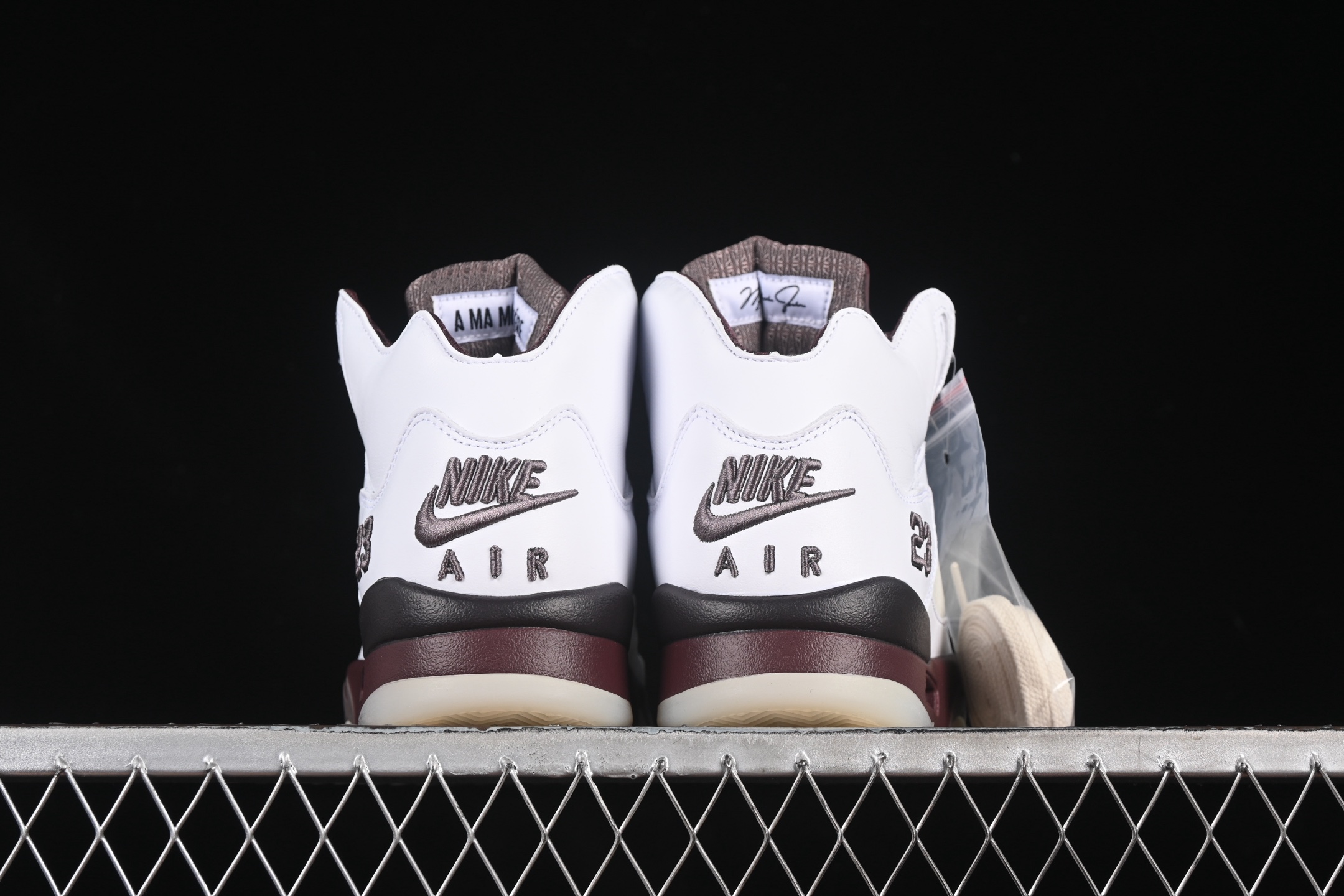 💰550纯原
A Ma Maniere x Air Jordan 5 Retro "Violet Ore" AJ5 乔5 白酒红 IB1528-100
#大厂出品 原楦原纸板 细节如图所 客供原厂材料开发 极致一眼正品既视感 细节如图所
尺码:40 40.5 41 42 42.5 43 44 44.5 45 46 47.5 B.G7