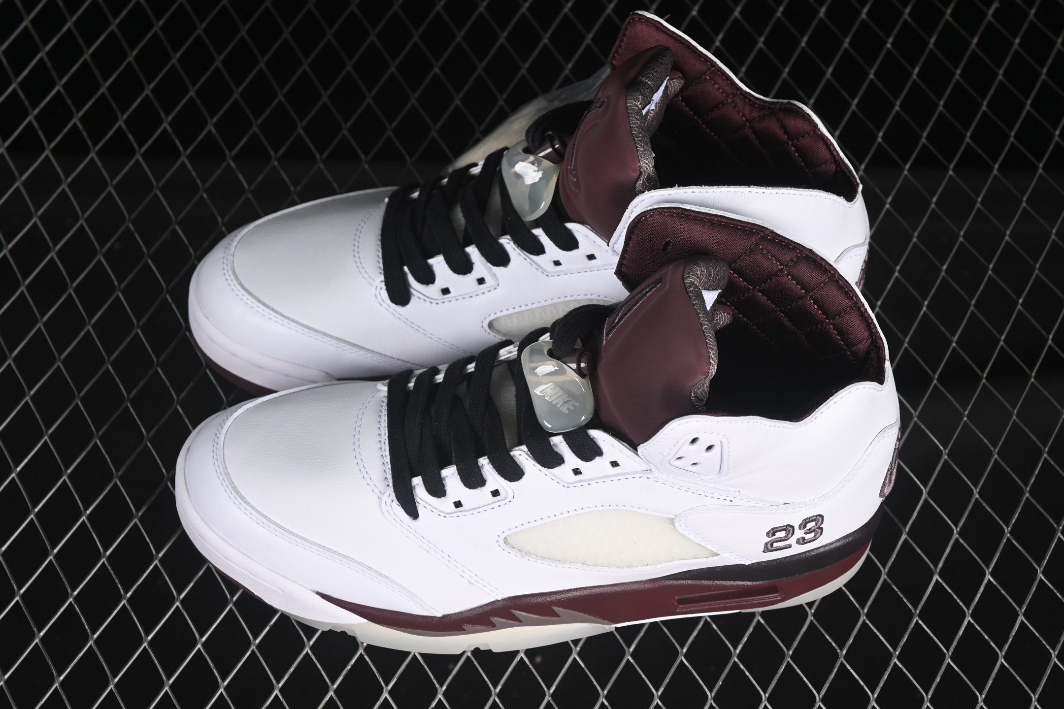💰550纯原
A Ma Maniere x Air Jordan 5 Retro "Violet Ore" AJ5 乔5 白酒红 IB1528-100
#大厂出品 原楦原纸板 细节如图所 客供原厂材料开发 极致一眼正品既视感 细节如图所
尺码:40 40.5 41 42 42.5 43 44 44.5 45 46 47.5 B.G7