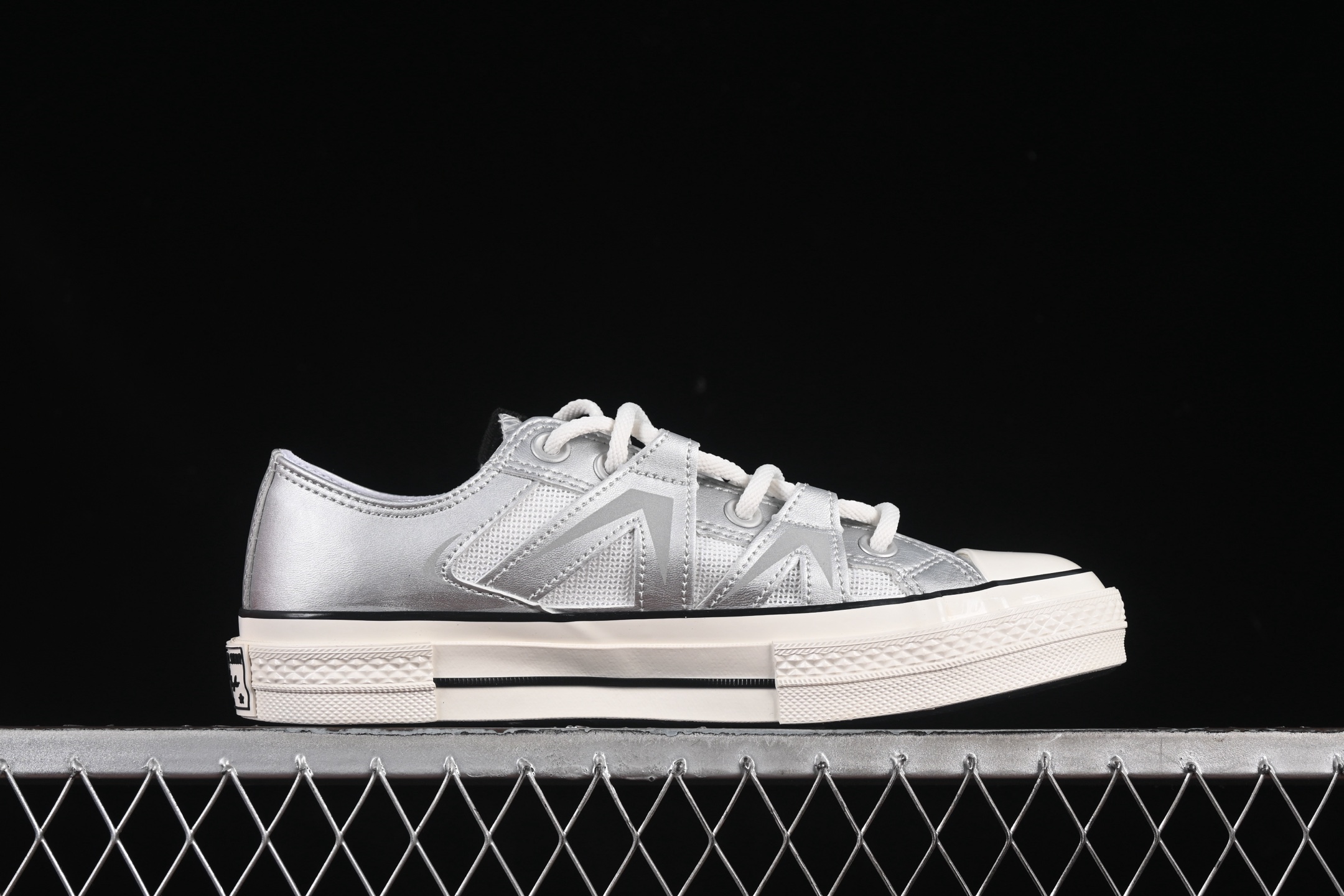 💰160纯原
 Converse Chuck 1970s 匡威官方新款 未来银低帮休闲板鞋 A15188C
#银白光泽邂逅潮流型格，尽显独特魅力。低帮款简约随性，日常搭配轻松出彩；高帮款酷感升级，包裹脚踝更具街头范。鞋面材质拼接精巧，线条利落，经典橡胶鞋底，复古韵味与舒适脚感兼具，无论是漫步街头还是活力出街，都能助你成为焦点。
尺码：35 36 36.5 37 37.5 38 39 39.5 40 41 41.5 42 42.5 43 44 M.C3