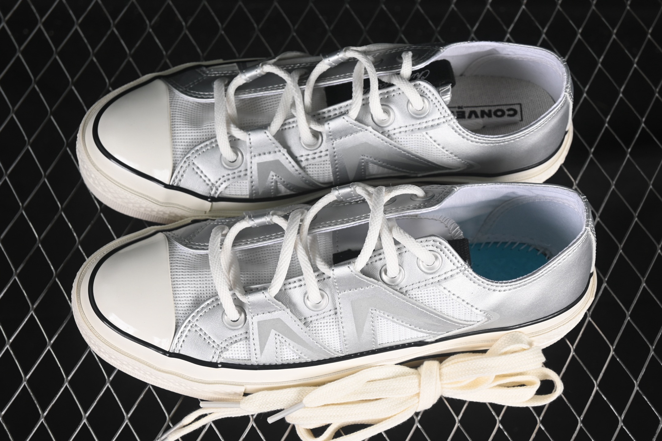 💰160纯原
 Converse Chuck 1970s 匡威官方新款 未来银低帮休闲板鞋 A15188C
#银白光泽邂逅潮流型格，尽显独特魅力。低帮款简约随性，日常搭配轻松出彩；高帮款酷感升级，包裹脚踝更具街头范。鞋面材质拼接精巧，线条利落，经典橡胶鞋底，复古韵味与舒适脚感兼具，无论是漫步街头还是活力出街，都能助你成为焦点。
尺码：35 36 36.5 37 37.5 38 39 39.5 40 41 41.5 42 42.5 43 44 M.C3