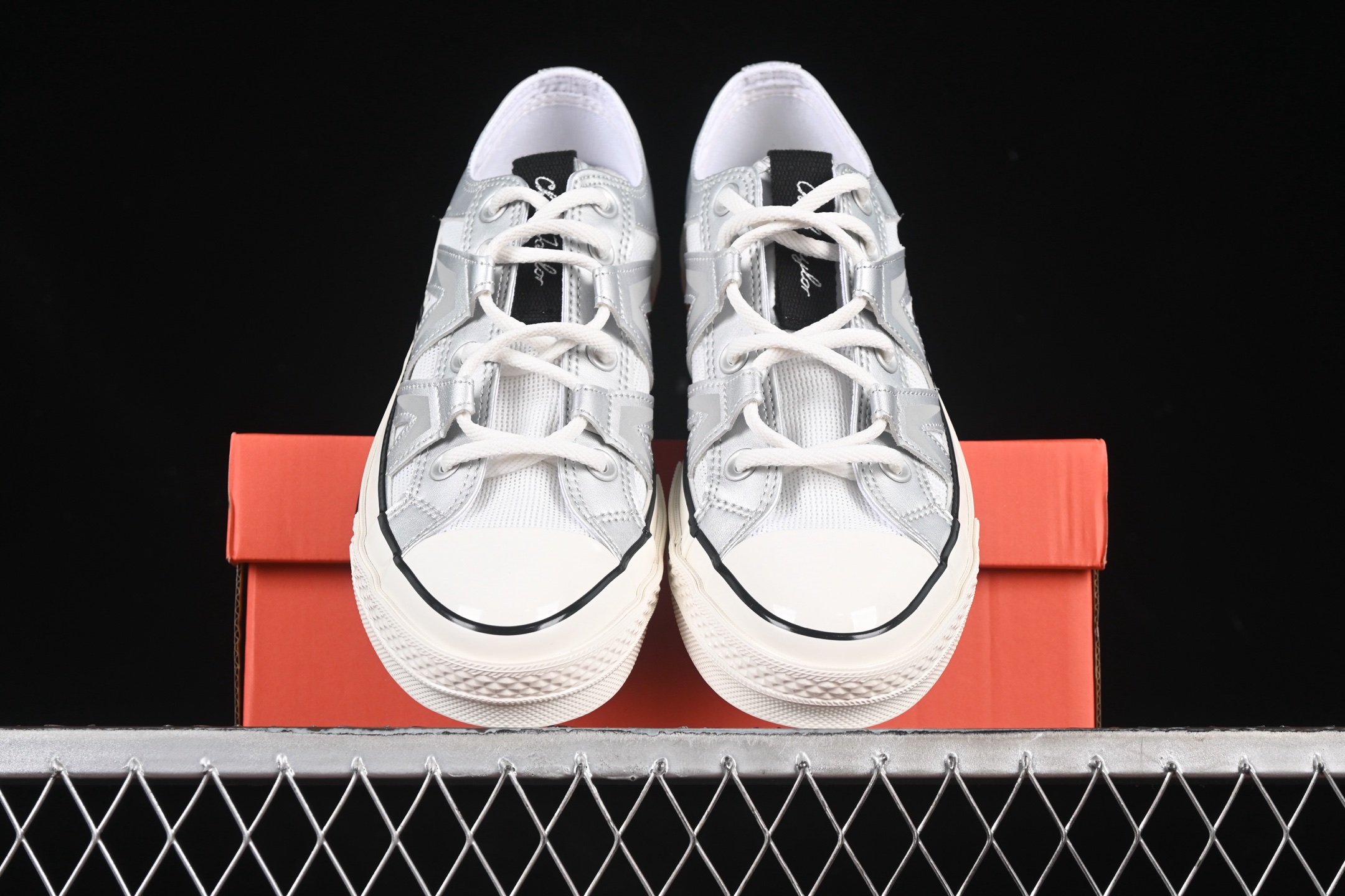 💰160纯原
 Converse Chuck 1970s 匡威官方新款 未来银低帮休闲板鞋 A15188C
#银白光泽邂逅潮流型格，尽显独特魅力。低帮款简约随性，日常搭配轻松出彩；高帮款酷感升级，包裹脚踝更具街头范。鞋面材质拼接精巧，线条利落，经典橡胶鞋底，复古韵味与舒适脚感兼具，无论是漫步街头还是活力出街，都能助你成为焦点。
尺码：35 36 36.5 37 37.5 38 39 39.5 40 41 41.5 42 42.5 43 44 M.C3