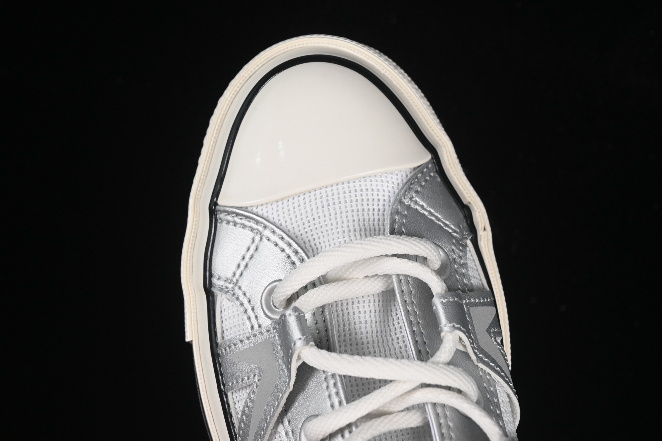 💰160纯原
 Converse Chuck 1970s 匡威官方新款 未来银低帮休闲板鞋 A15188C
#银白光泽邂逅潮流型格，尽显独特魅力。低帮款简约随性，日常搭配轻松出彩；高帮款酷感升级，包裹脚踝更具街头范。鞋面材质拼接精巧，线条利落，经典橡胶鞋底，复古韵味与舒适脚感兼具，无论是漫步街头还是活力出街，都能助你成为焦点。
尺码：35 36 36.5 37 37.5 38 39 39.5 40 41 41.5 42 42.5 43 44 M.C3
