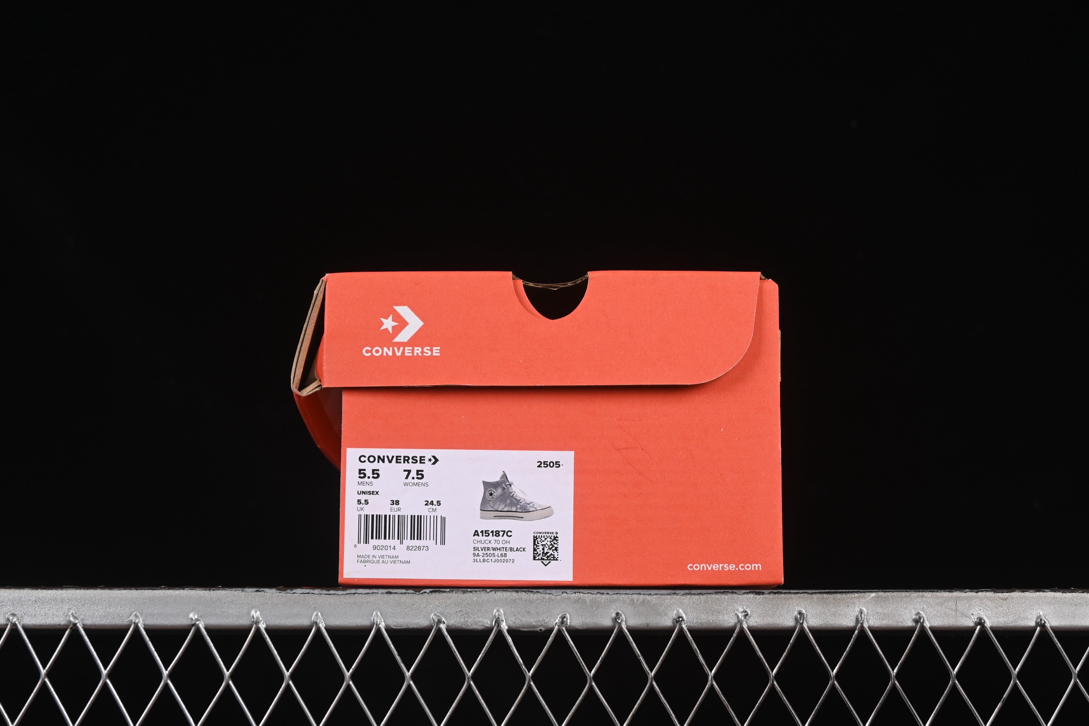 💰160纯原
 Converse Chuck 1970s 匡威官方新款 未来银高帮休闲板鞋 A15187C
#银白光泽邂逅潮流型格，尽显独特魅力。低帮款简约随性，日常搭配轻松出彩；高帮款酷感升级，包裹脚踝更具街头范。鞋面材质拼接精巧，线条利落，经典橡胶鞋底，复古韵味与舒适脚感兼具，无论是漫步街头还是活力出街，都能助你成为焦点。
尺码：35 36 36.5 37 37.5 38 39 39.5 40 41 41.5 42 42.5 43 44 M.C3