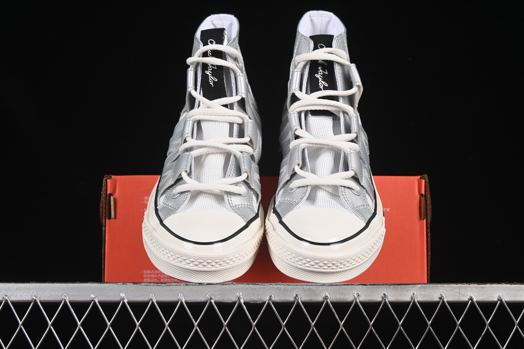💰160纯原
 Converse Chuck 1970s 匡威官方新款 未来银高帮休闲板鞋 A15187C
#银白光泽邂逅潮流型格，尽显独特魅力。低帮款简约随性，日常搭配轻松出彩；高帮款酷感升级，包裹脚踝更具街头范。鞋面材质拼接精巧，线条利落，经典橡胶鞋底，复古韵味与舒适脚感兼具，无论是漫步街头还是活力出街，都能助你成为焦点。
尺码：35 36 36.5 37 37.5 38 39 39.5 40 41 41.5 42 42.5 43 44 M.C3