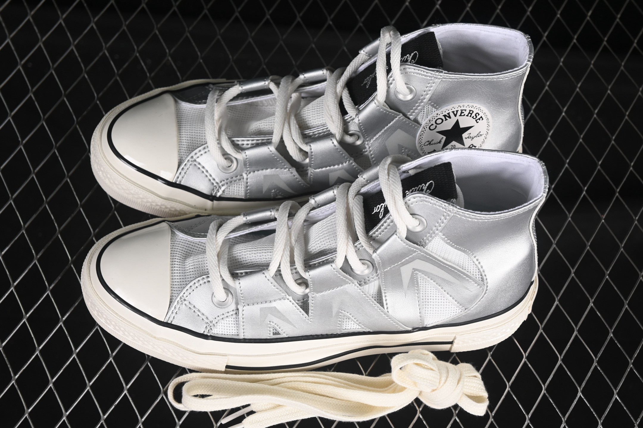 💰160纯原
 Converse Chuck 1970s 匡威官方新款 未来银高帮休闲板鞋 A15187C
#银白光泽邂逅潮流型格，尽显独特魅力。低帮款简约随性，日常搭配轻松出彩；高帮款酷感升级，包裹脚踝更具街头范。鞋面材质拼接精巧，线条利落，经典橡胶鞋底，复古韵味与舒适脚感兼具，无论是漫步街头还是活力出街，都能助你成为焦点。
尺码：35 36 36.5 37 37.5 38 39 39.5 40 41 41.5 42 42.5 43 44 M.C3