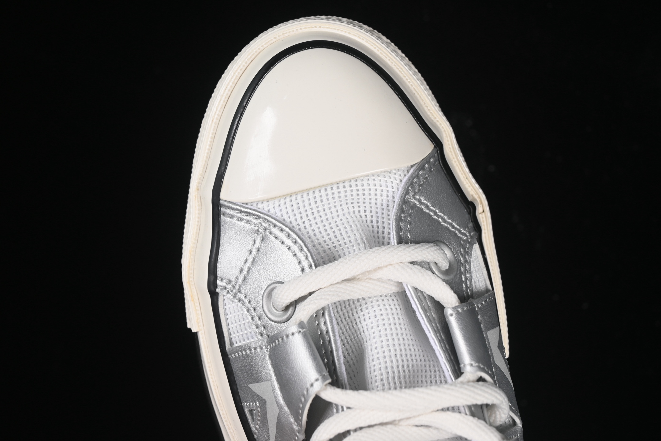 💰160纯原
 Converse Chuck 1970s 匡威官方新款 未来银高帮休闲板鞋 A15187C
#银白光泽邂逅潮流型格，尽显独特魅力。低帮款简约随性，日常搭配轻松出彩；高帮款酷感升级，包裹脚踝更具街头范。鞋面材质拼接精巧，线条利落，经典橡胶鞋底，复古韵味与舒适脚感兼具，无论是漫步街头还是活力出街，都能助你成为焦点。
尺码：35 36 36.5 37 37.5 38 39 39.5 40 41 41.5 42 42.5 43 44 M.C3